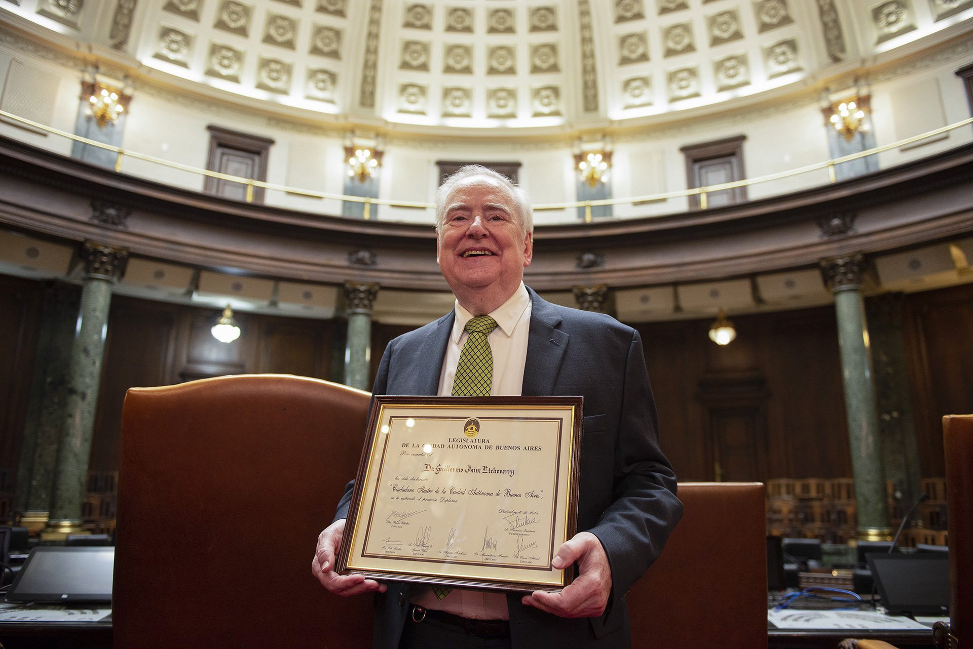 Guillermo Jaim Etcheverry con el diploma de Ciudadano Ilustre en el recinto de la Legislatura porteña. “Aún en tiempo de dificultades, nuestra dirigencia debería apostar a la educación. Debemos hacer el mayor esfuerzo para educar a la mayor cantidad de gente posible”, manifestó el homenajeado