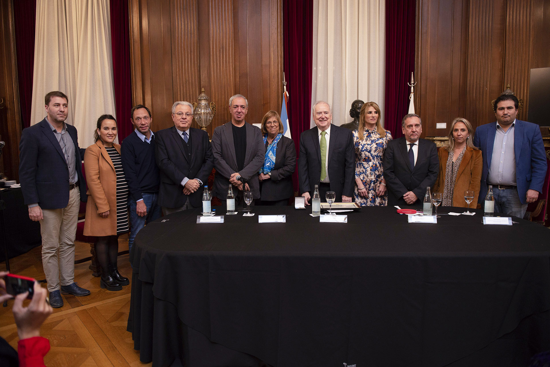 Los legisladores Omar Abboud, Paula Villalba, Lía Rueda, Maximiliano Ferraro, Claudio Cingolani, Cecilia Ferrero, Victoria Roldan Méndez y Ariel Álvarez Palma junto al homenajeado /// Fotos: Gentileza Prensa Diputada Paula Villalba