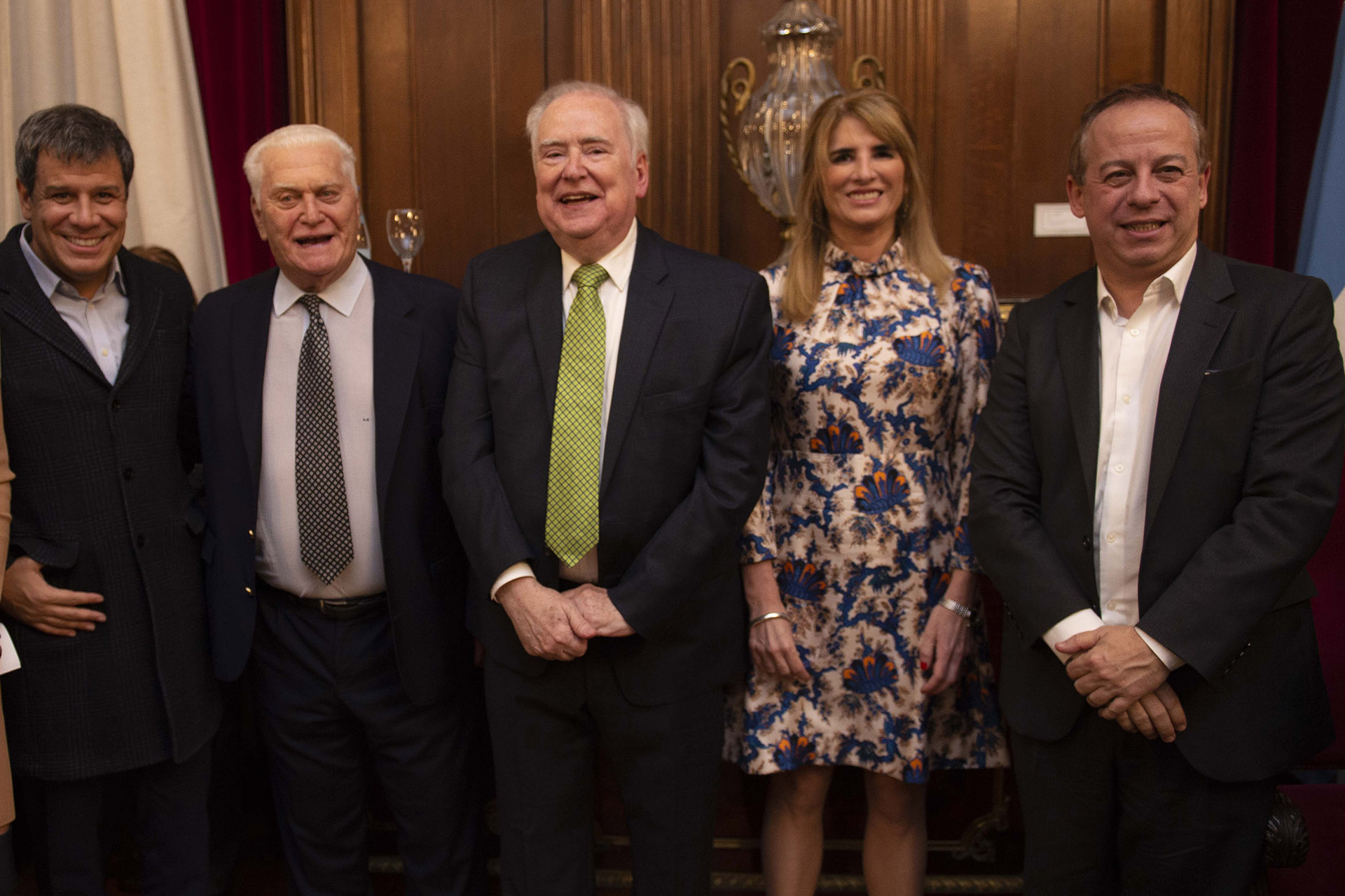 Facundo Manes, Avelino Porto, Guillermo Jaim Etcheverry, Paula Villalba y Martín Etchevers. “Para nosotros, representantes de los vecinos de la ciudad, es un honor distinguir como ciudadano ilustre a Guillermo Jaim Etcheverry”, sostuvo la diputada Paula Villalba al comenzar sus palabras de agradecimiento. “Guillermo prefirió este salón, quería un lugar no muy grande, modesto. Sin embargo, cualquiera hubiese sido el sitio elegido, el aprecio, reconocimiento y la gratitud de tener un amigo, colega, profesor y ciudadano como Guillermo no reconocen espacios, ni tiempo”