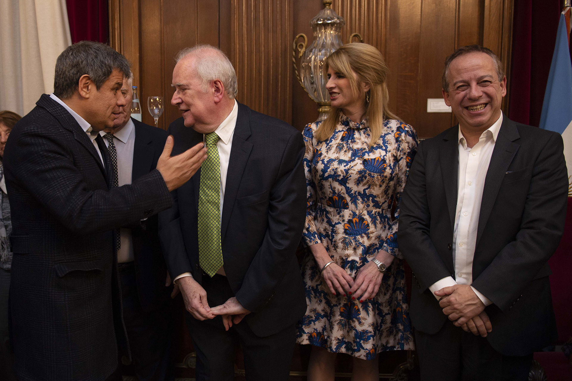 Facundo Manes conversando con el homenajeado