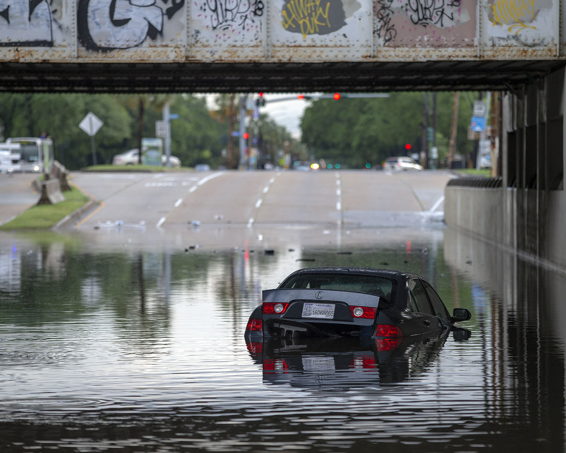 Inundaciones en Carrollton Ave. en Nueva Orleans el domingo, 12 de mayo de 2019. (AP)