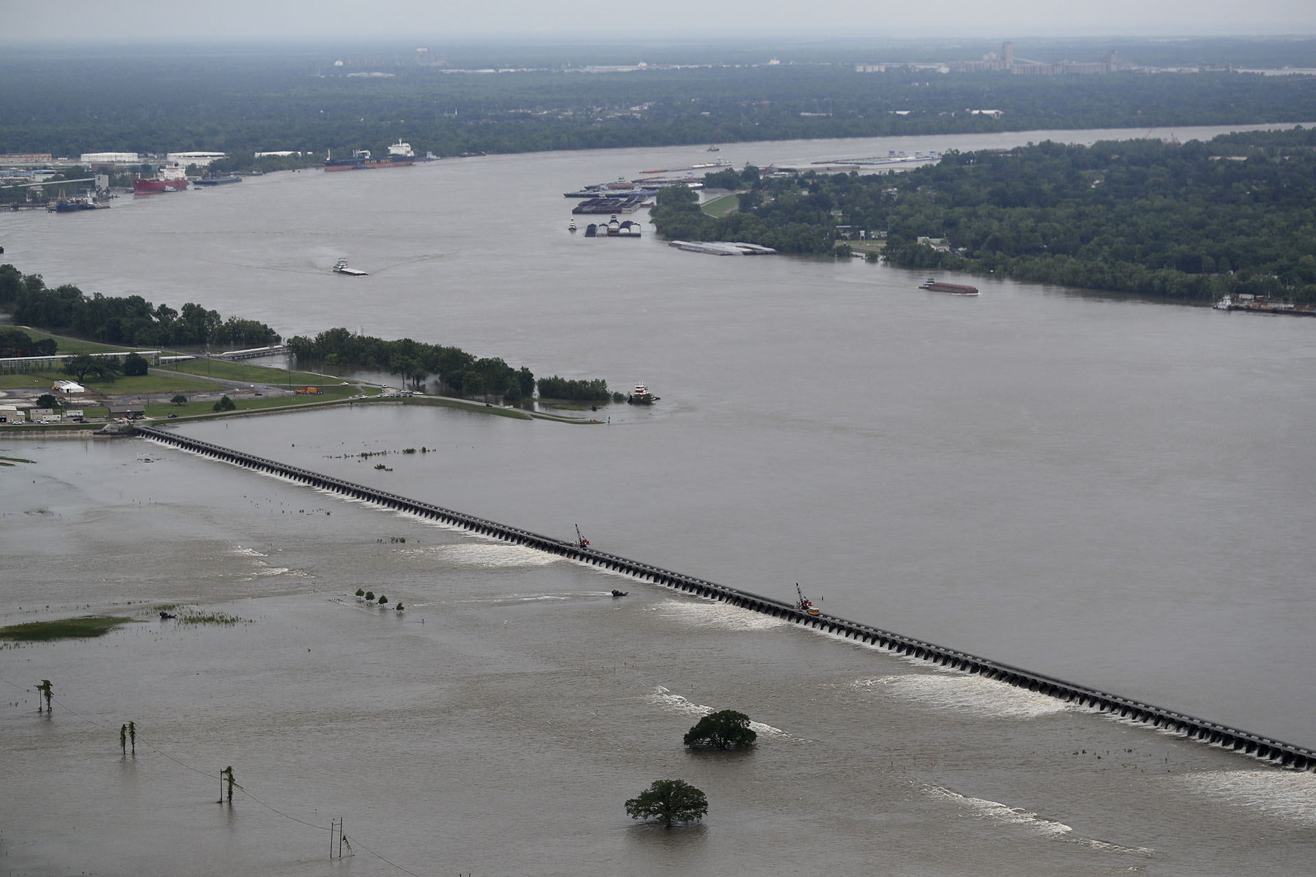 Las lluvias torrenciales en Luisiana provocaron un aumento tan rápido en el nivel del agua del río que el Cuerpo de Ingenieros del Ejército está abrió el Bonnet Carre Spillway cuatro días antes de lo previsto. El río subió 15 centímetros en 24 horas la semana pasada, y se espera que llueva aún más hasta fines de mes. (AP)