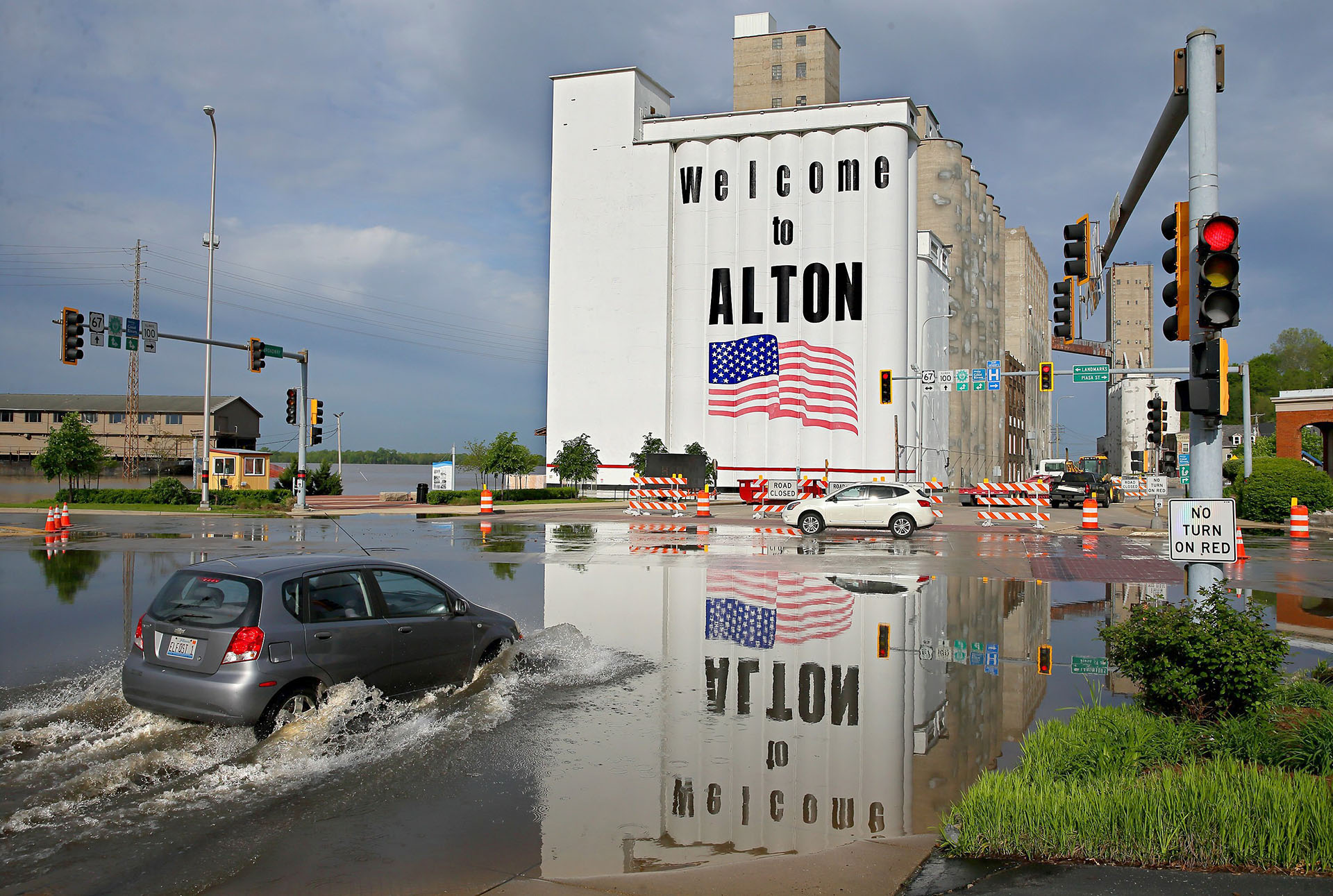 Un vehículo pasa por las aguas de la inundación del río Misisipi en el centro de Alton, Illinois, el lunes 6 de mayo de 2019. “Apenas estamos manteniendo la cabeza por encima del agua”, dijo Brent Walker, el alcalde la ciudad. (AP)