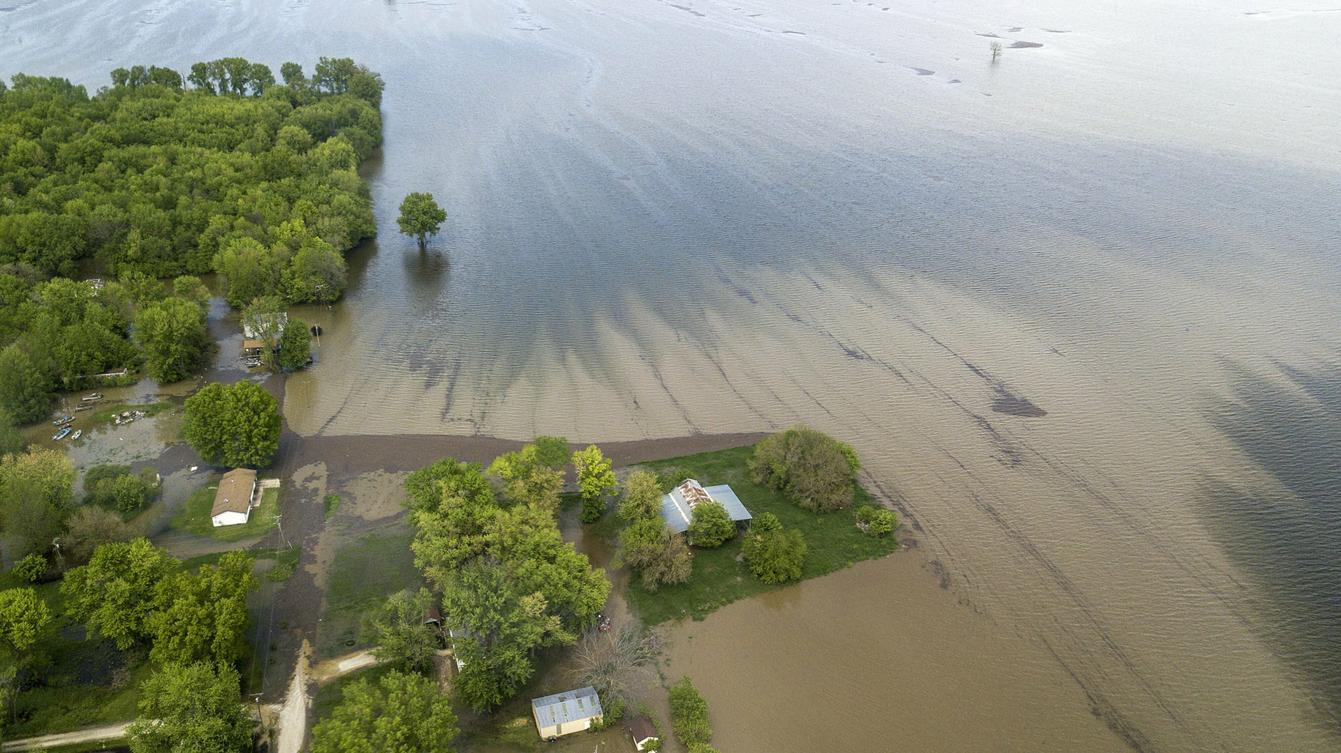 El agua del río Misisipi cubre las carreteras y se acerca a las casas el sábado 4 de mayo de 2019 en Winfield, Misuri. (AP)