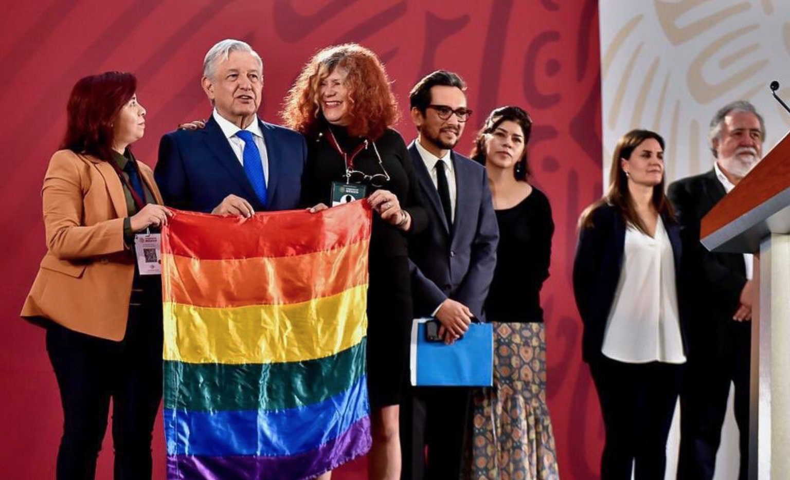 El presidente de México se tomó foto con la bandera del orgullo en Palacio Nacional (Foto: Especial)