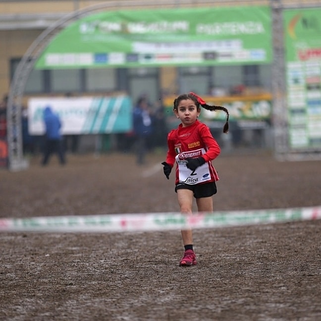 La pequeña Sara se postula como una de las próximas figuras del atletismo (Facebook: Piernicola Meloni)