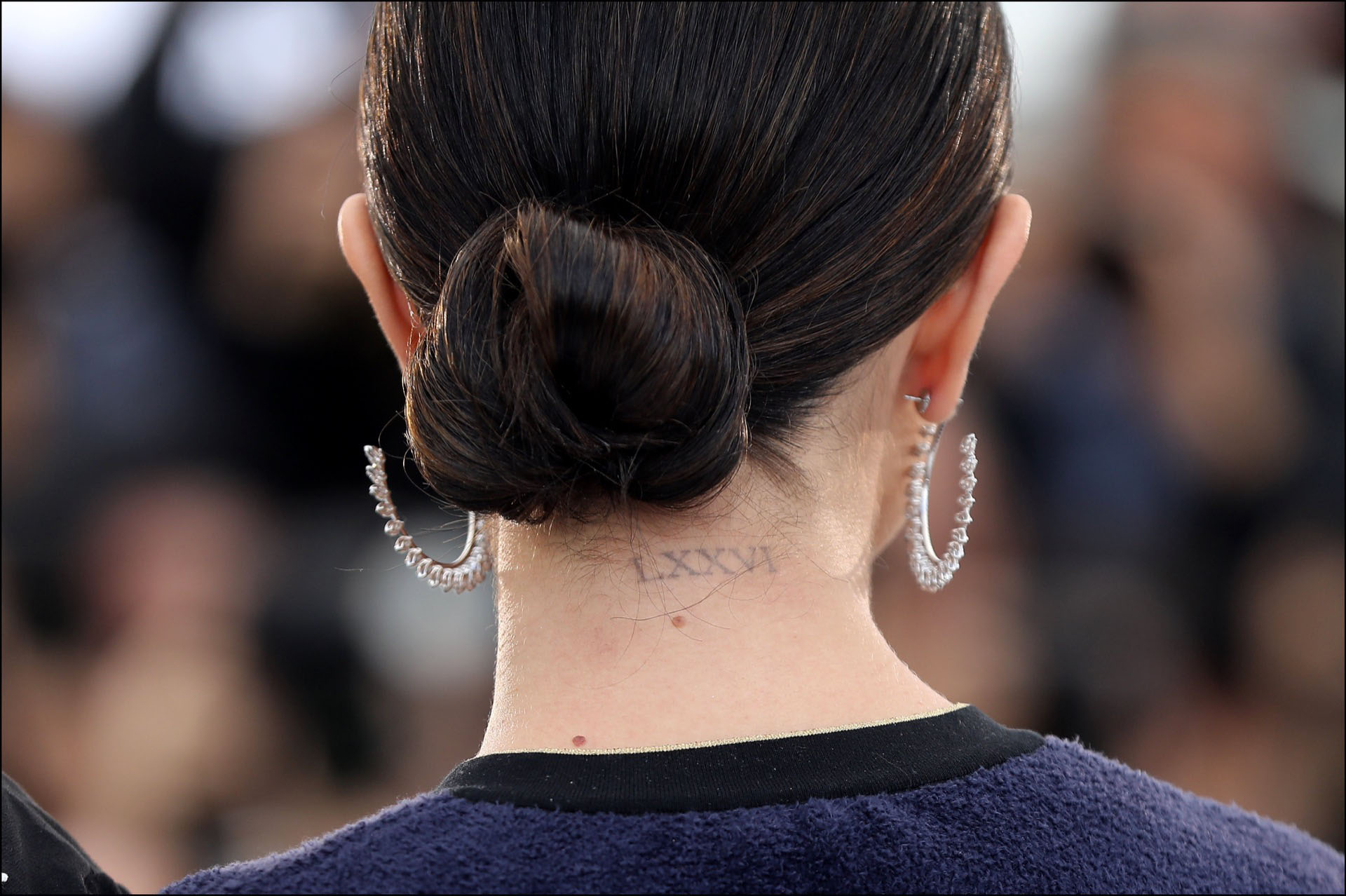 Al descubierto el tatuaje más importante que Selena lleva grabado en su cuerpo: la fecha de nacimiento de su mamá.