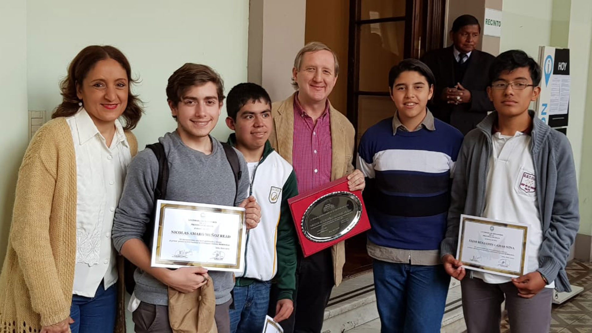 (De izquierda a derecha) Profesora Cecilia Budeguer Nicolas Muñoz Read; Manuel Gorjon; ingeniero Gustavo Viollaz; Joaquín Argañaraz Fernandez y Elías Benjamín Lamas.