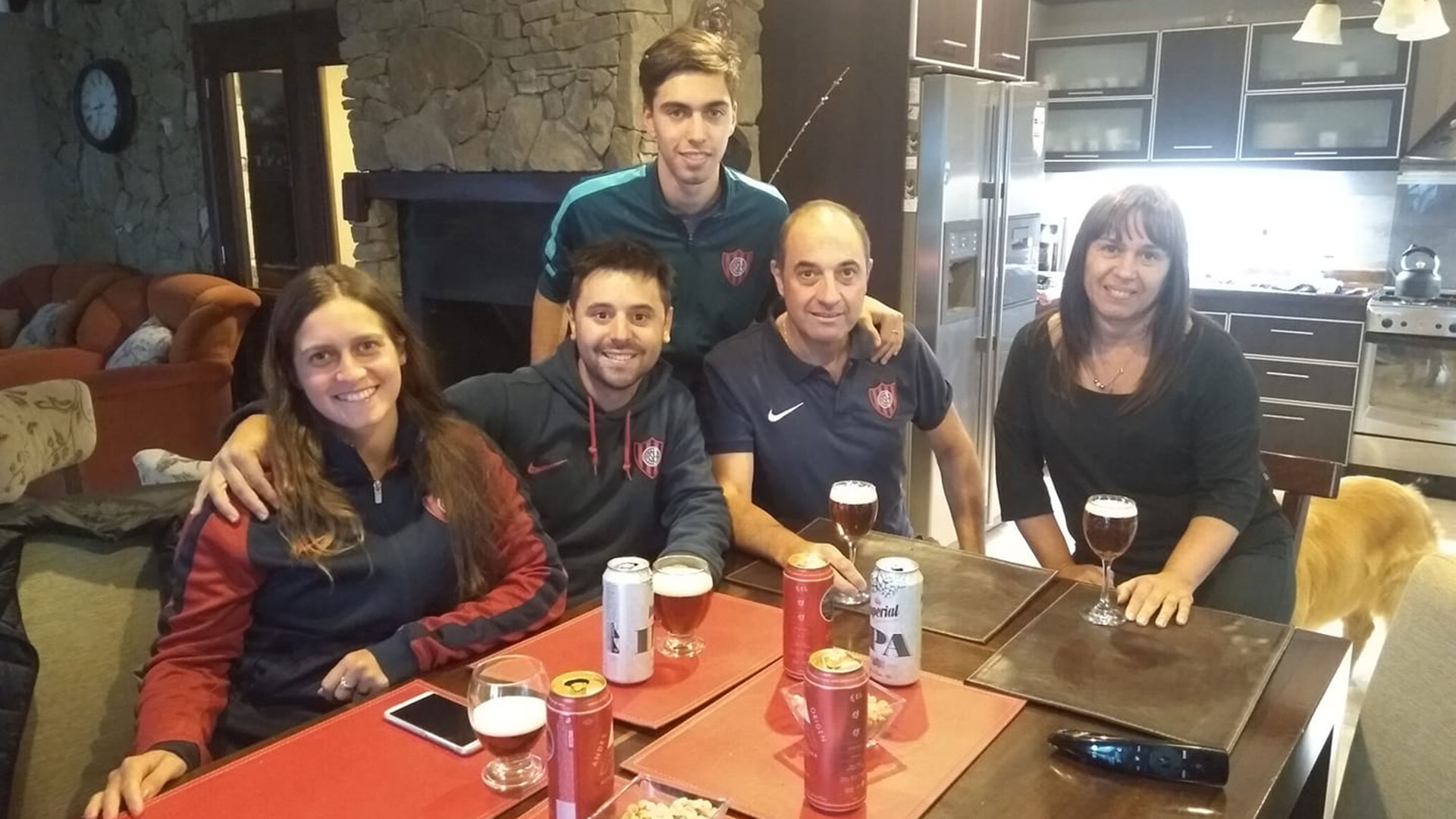 Micaela y Damián junto a la familia Mavricich, en El Calafate