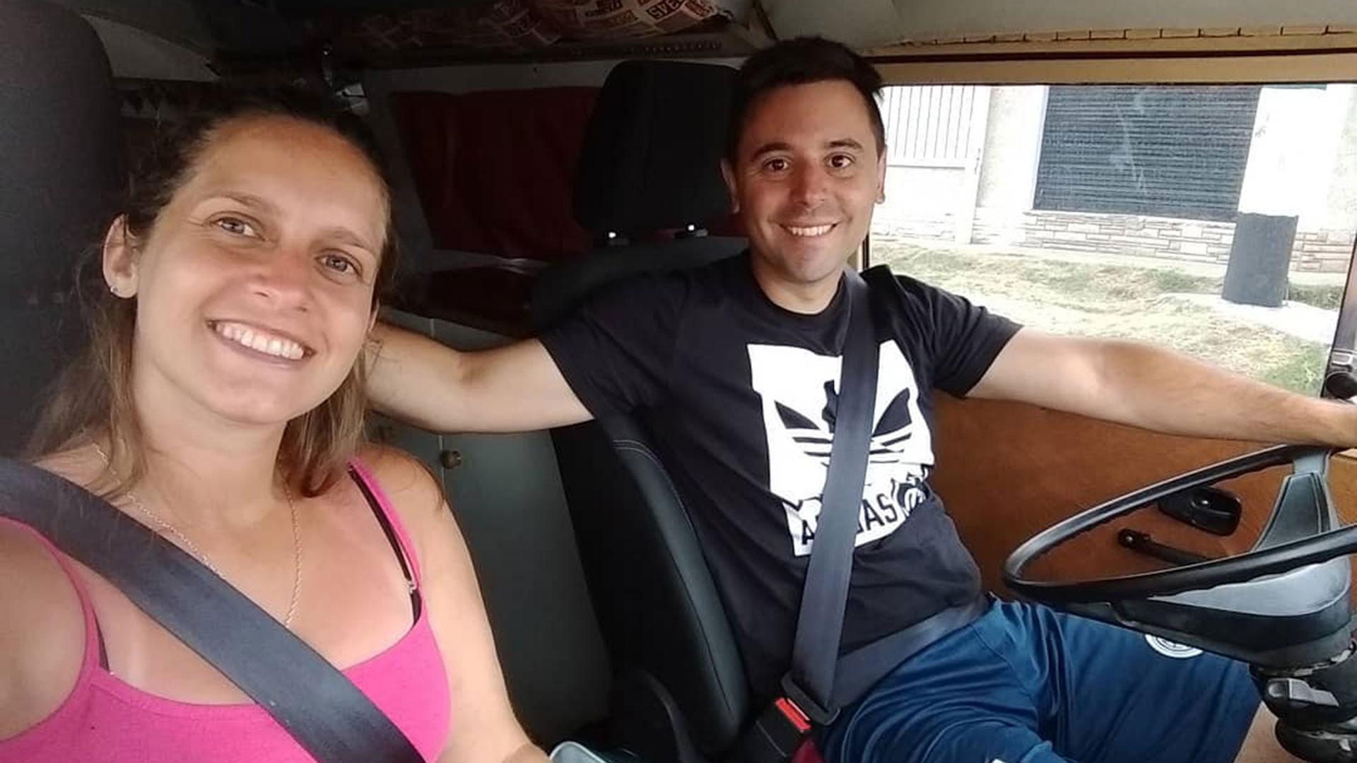Micaela y Damián, a bordo de “La Camboyana”