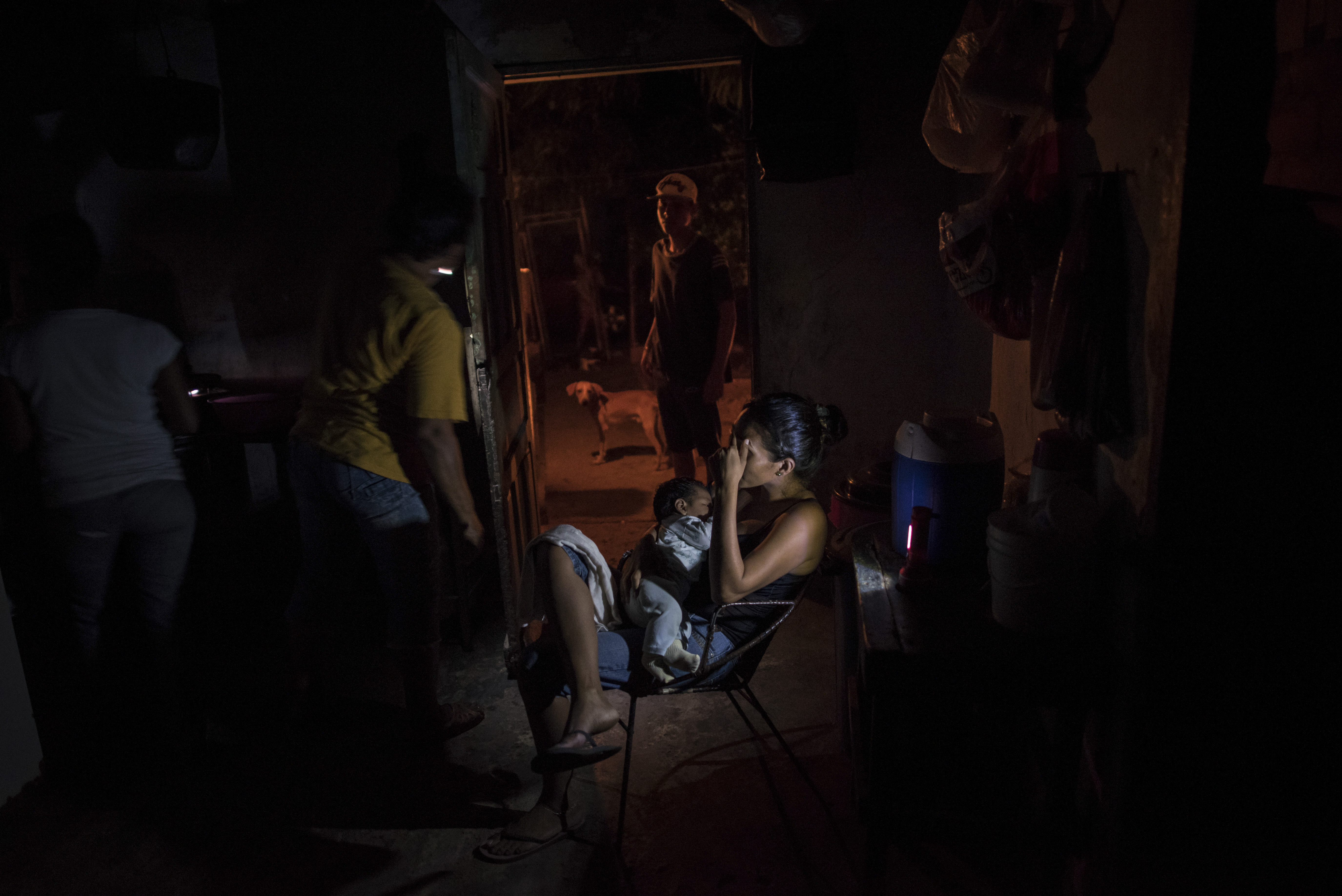 Jenifer Del Valle Vejar Martínez con su bebé de dos meses, durante un apagón (Meridith Kohut/The New York Times)