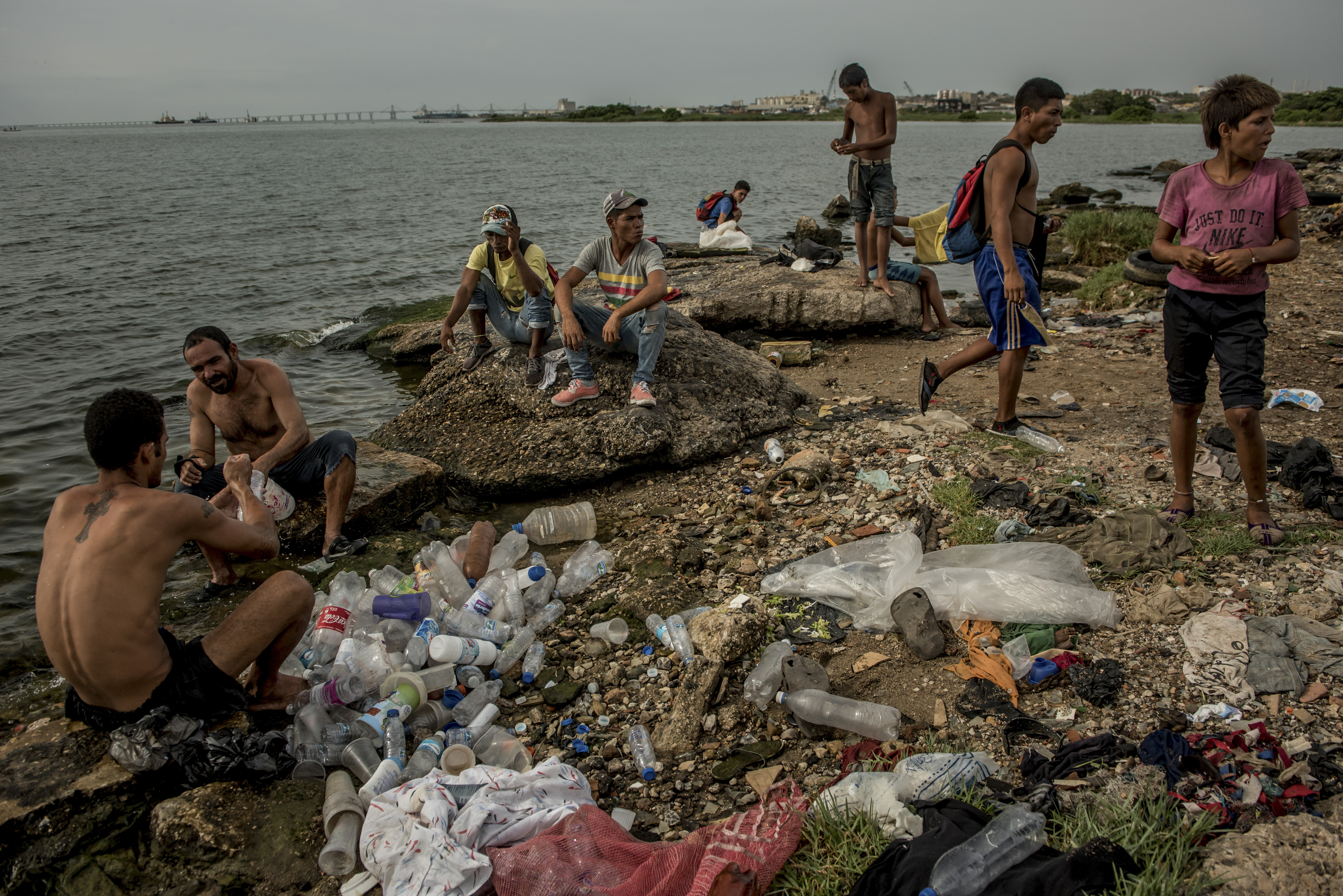 En el Lago de Maracaibo, comerciantes y obreros que perdieron sus trabajos lavaban el plástico reciclable que recolectaron. (Meridith Kohut/The New York Times)