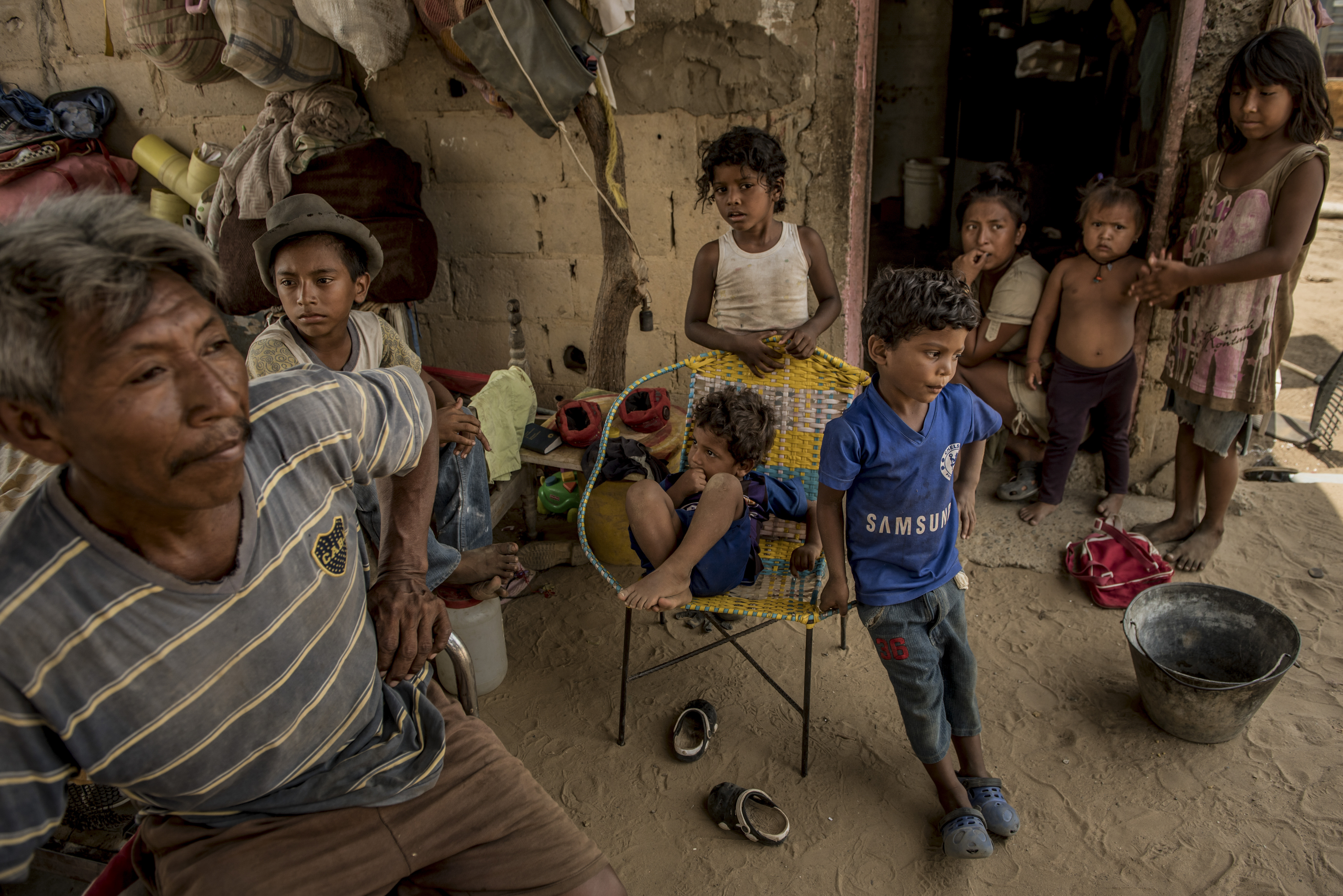 Daniel González, de 53 años, cuidaba a sus hijos y los de su vecino en el barrio Arco Iris en Maracaibo. (Meridith Kohut/The New York Times)