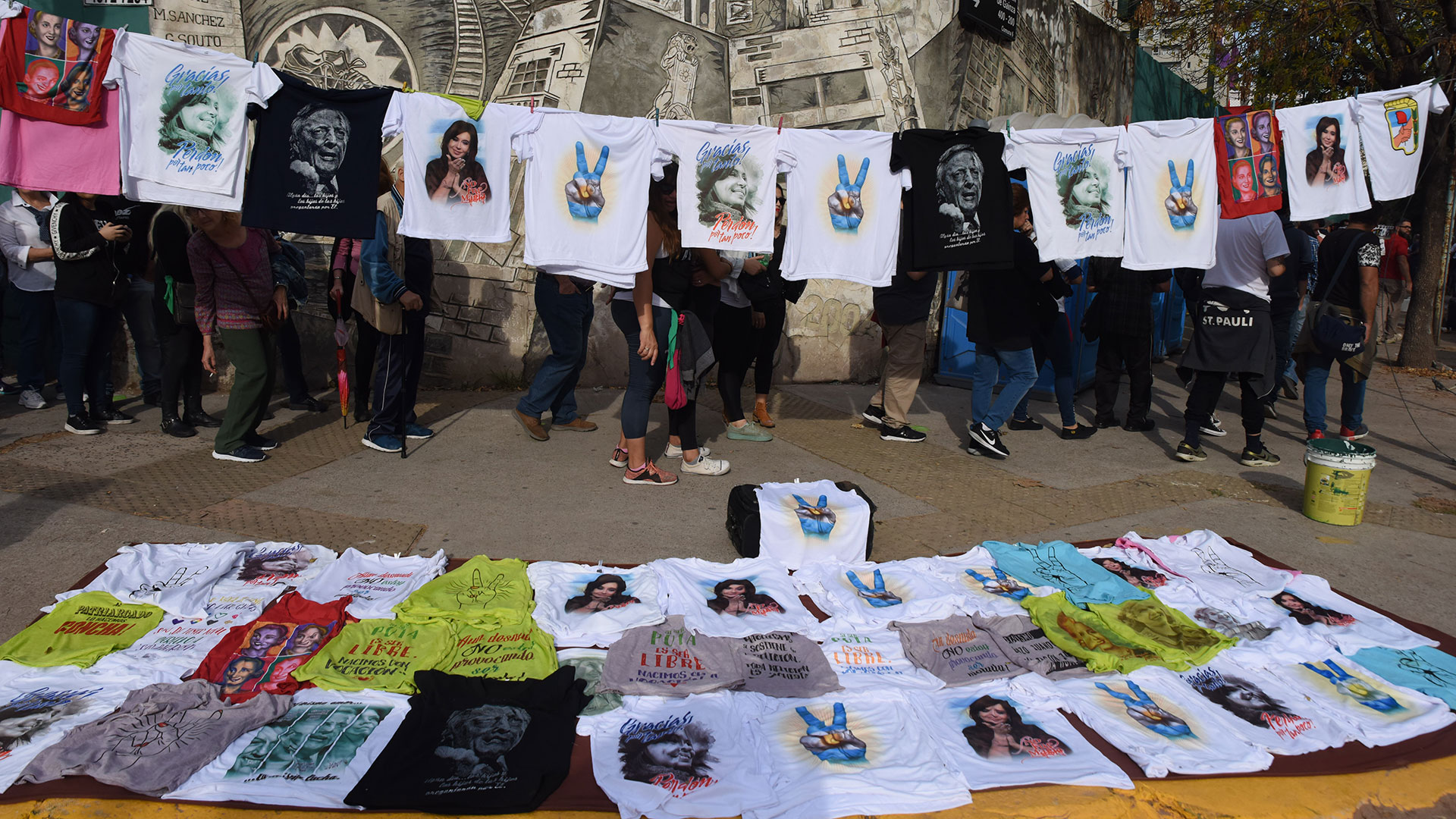 Cotillón militante y remeras en apoyo a Cristina Kirchner en los alrededores del acto en Ferro.