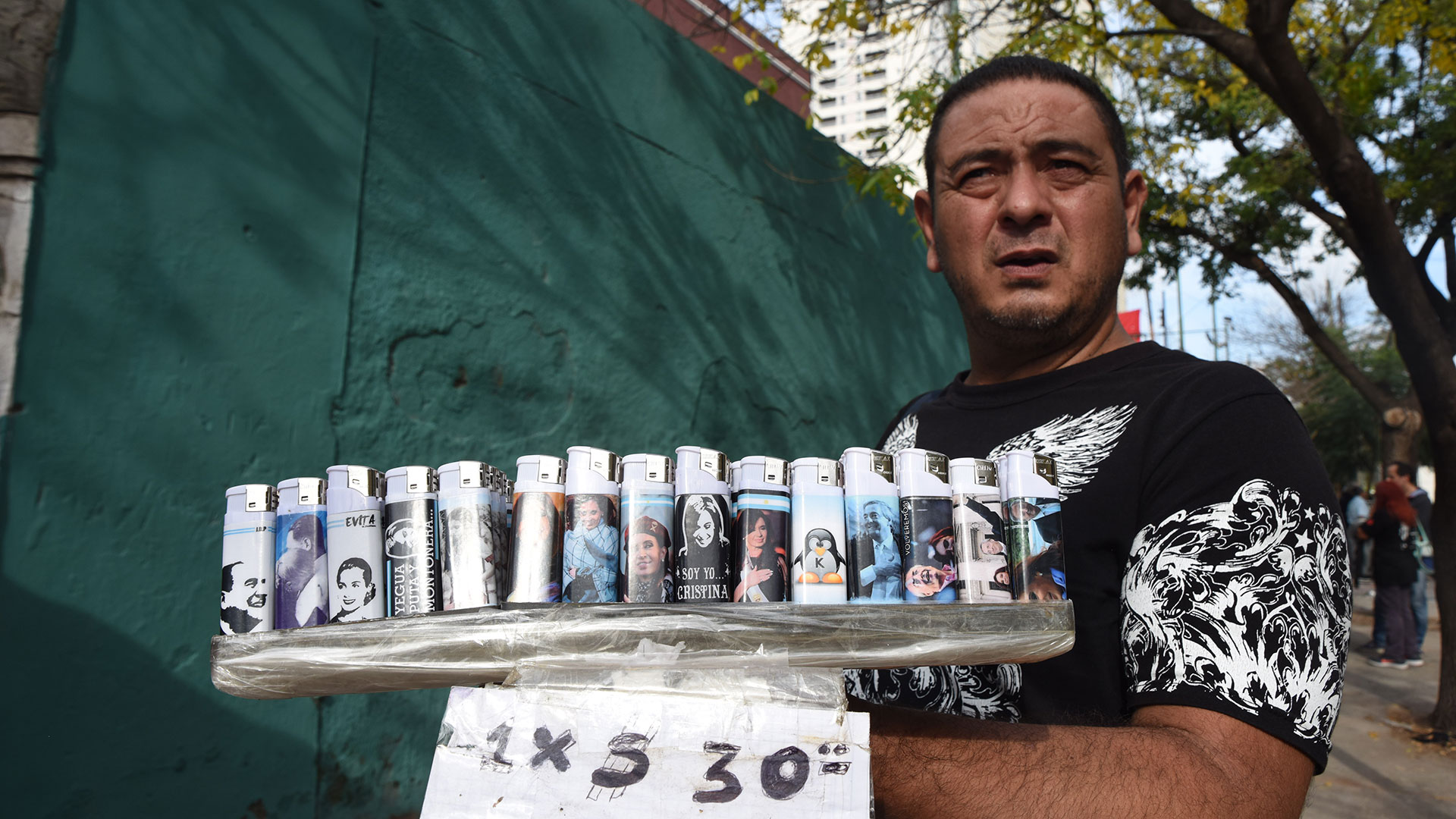Un vendedor ambulante comercializa encendedores con simbología kirchnerista.