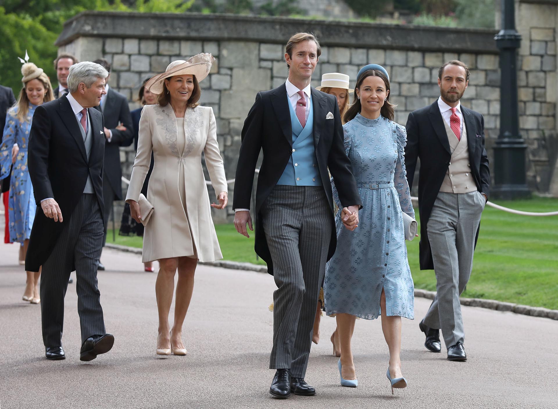 Michael y Carole Middleton, padres de Catalina de Cambridge, caminan detrás de James Matthews y Pippa Middleton