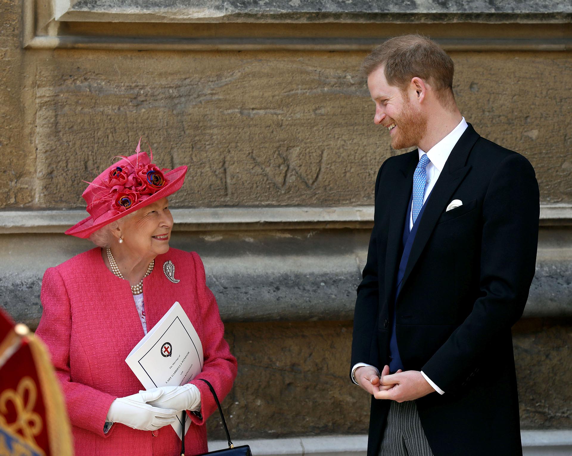 La reina Isabel sonríe junto a su nieto, el príncipe Harry