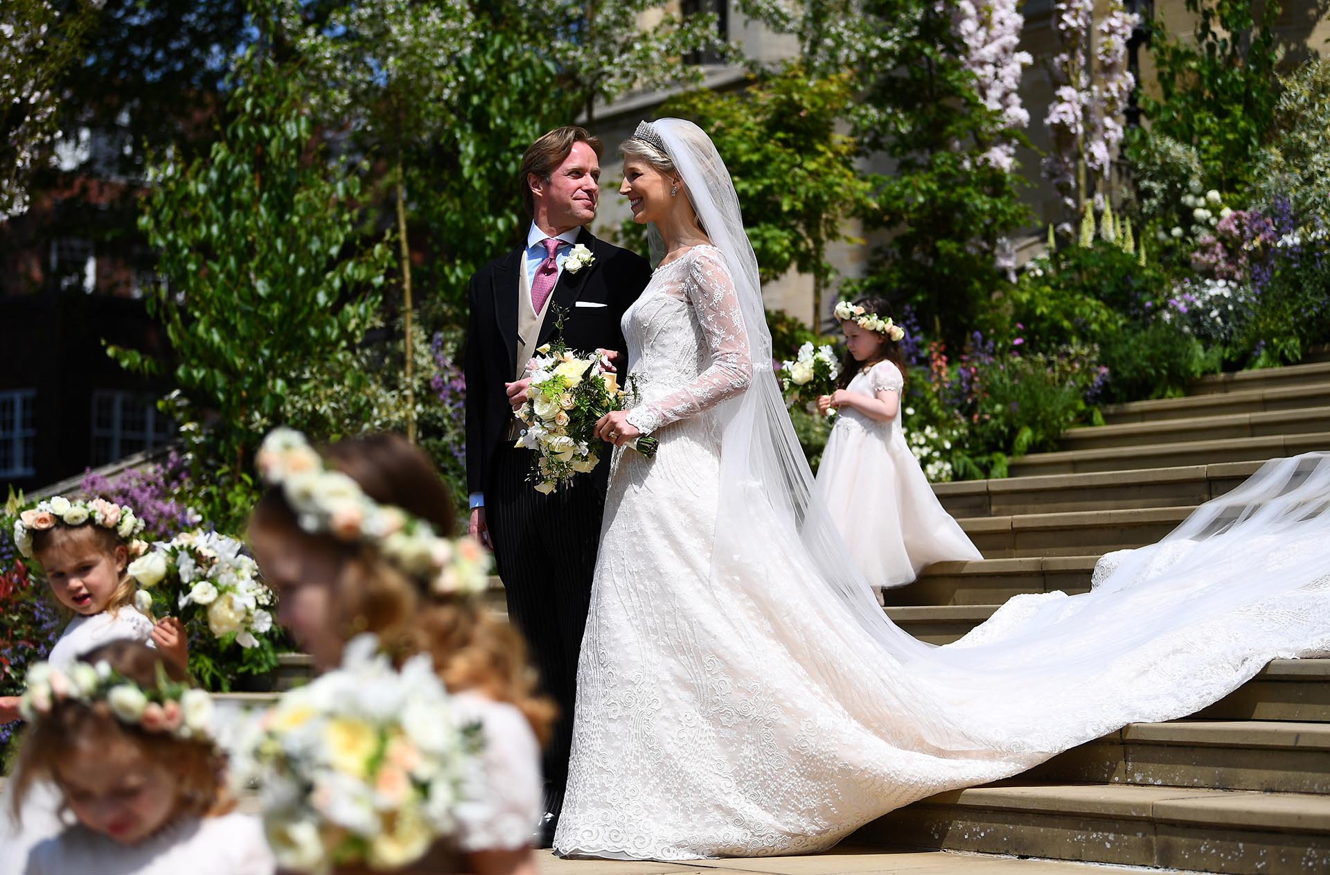 Lady Gabriella cautivó con un vestido de la diseñadora italiana Luisa Beccaria. Los novios se casaron en el Castillo de Windsor, en el mismo sitio que lo hicieron los duques de Sussex y la princesa Eugenia de York