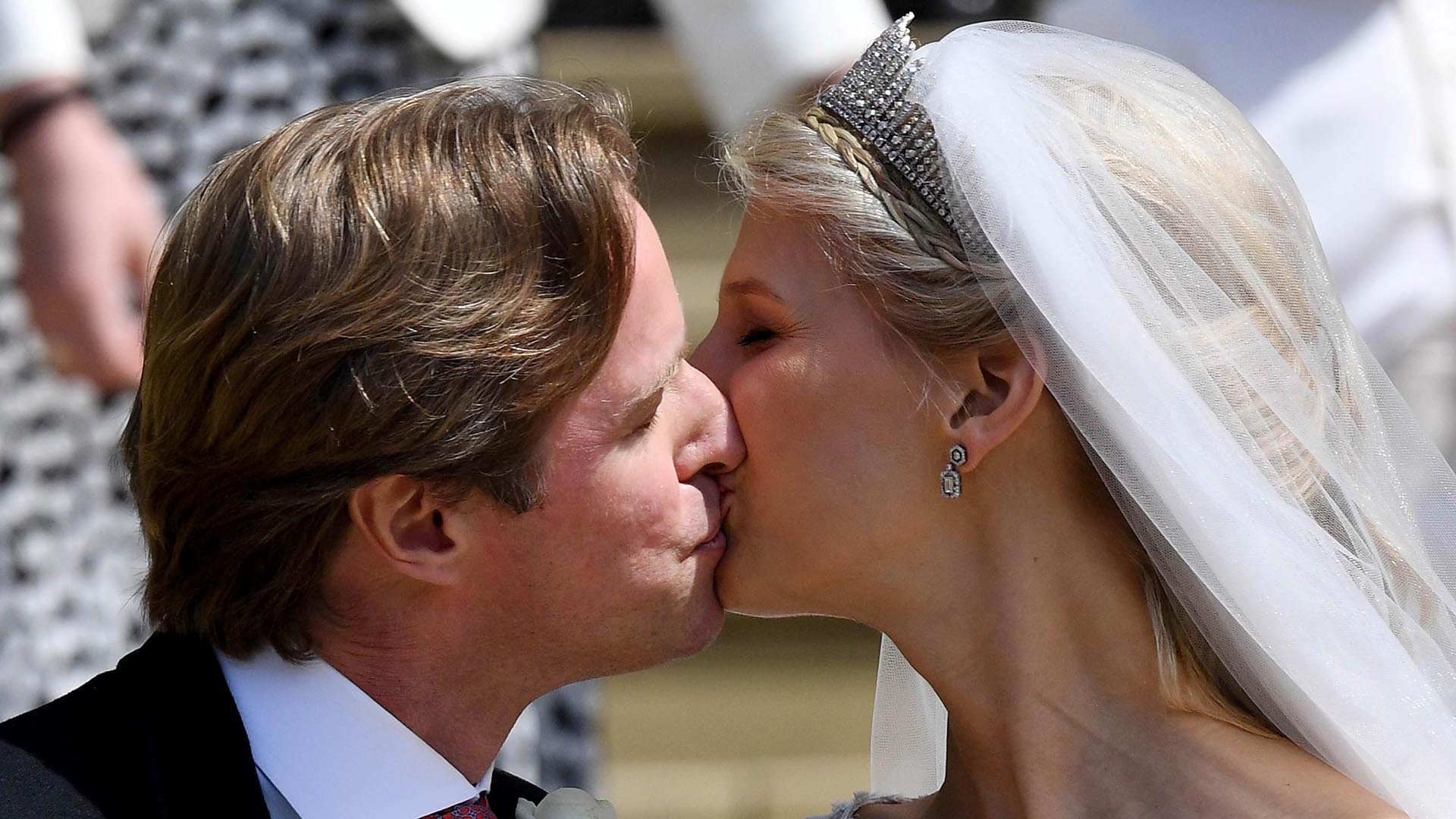 Los novios sellaron su amor con un beso a la salida del servicio religioso. La fiesta se llevó a cabo en Frogmore House