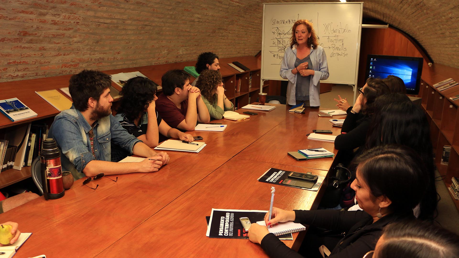 Cristina Fallarás, dictando el taller en el marco del festival Pensamiento Contemporáneo