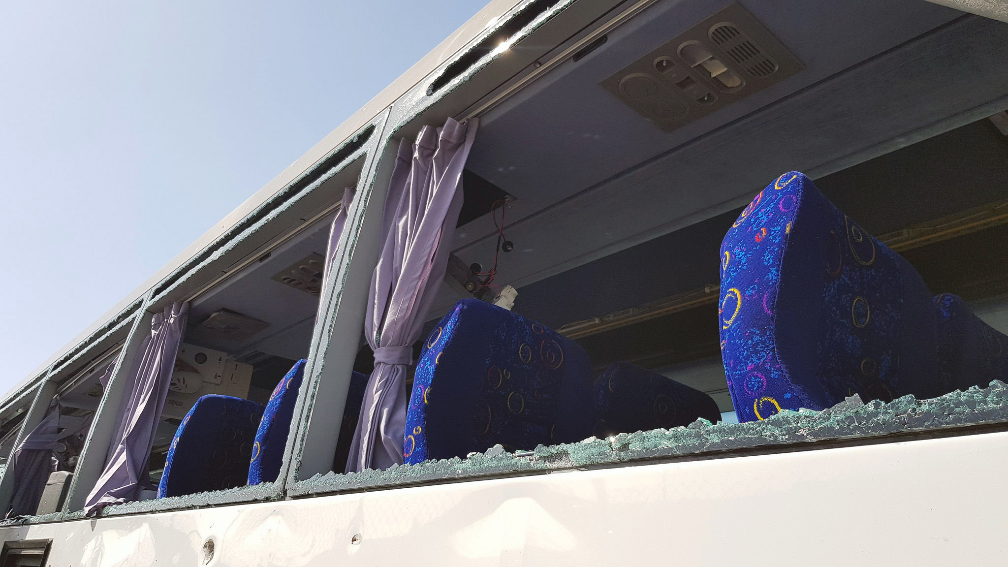 La explosión destruyó los cristales del autobús (Reuters)