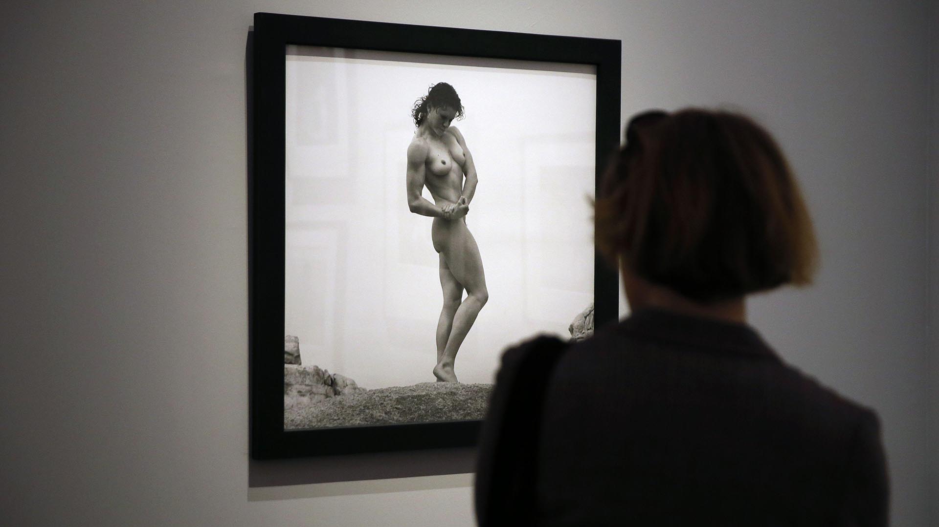 Un visitante en una muestra de fotos de Mapplethorpe, en 2014. AFP PHOTO / PATRICK KOVARIK