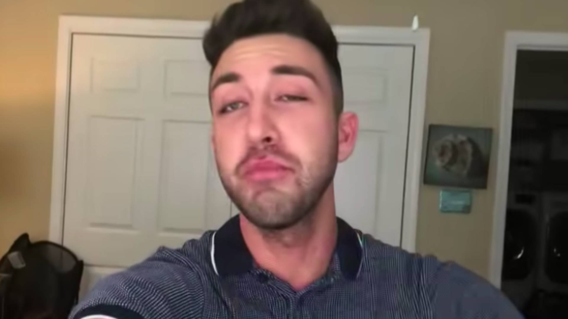 Hermanastro Y Hermanastra Juega Un Nuevo Juego El youtuber que besó en la boca a su hermana como una "broma", ahora lo  hizo con su mamá - Infobae