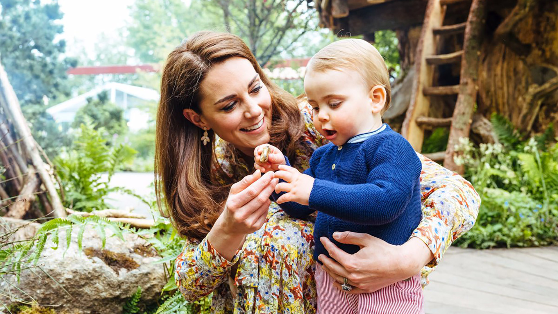 La duquesa de Cambridge y el príncipe Louis, nacido el 23 abril de 2018. (@RoyalFamily)