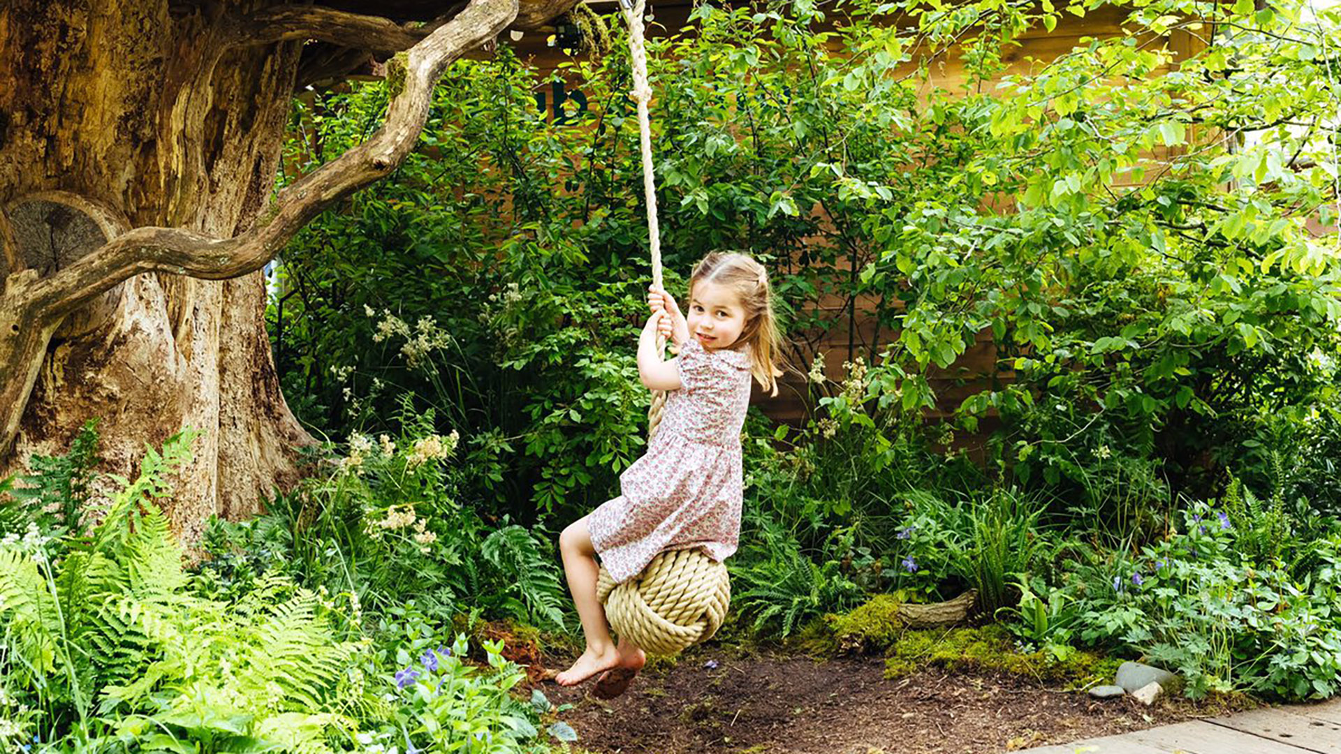 La princesa Charlotte, de 4 años, disfruta del columpio del jardín diseñado por su madre