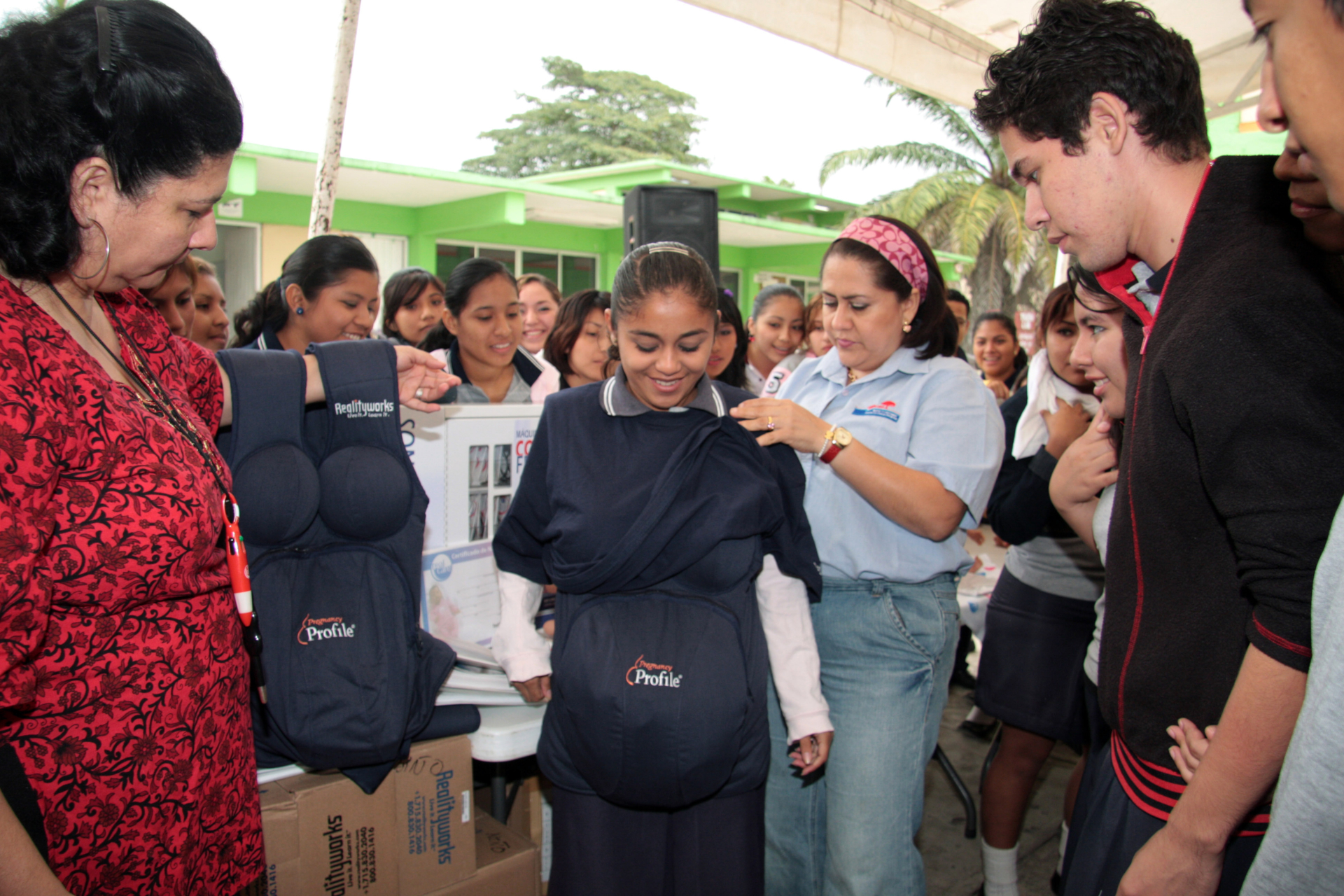 Una instructora de planificación familiar informa a estudiantes sobre los cuidados en un recién nacido (Foto: Cuartoscuro)
