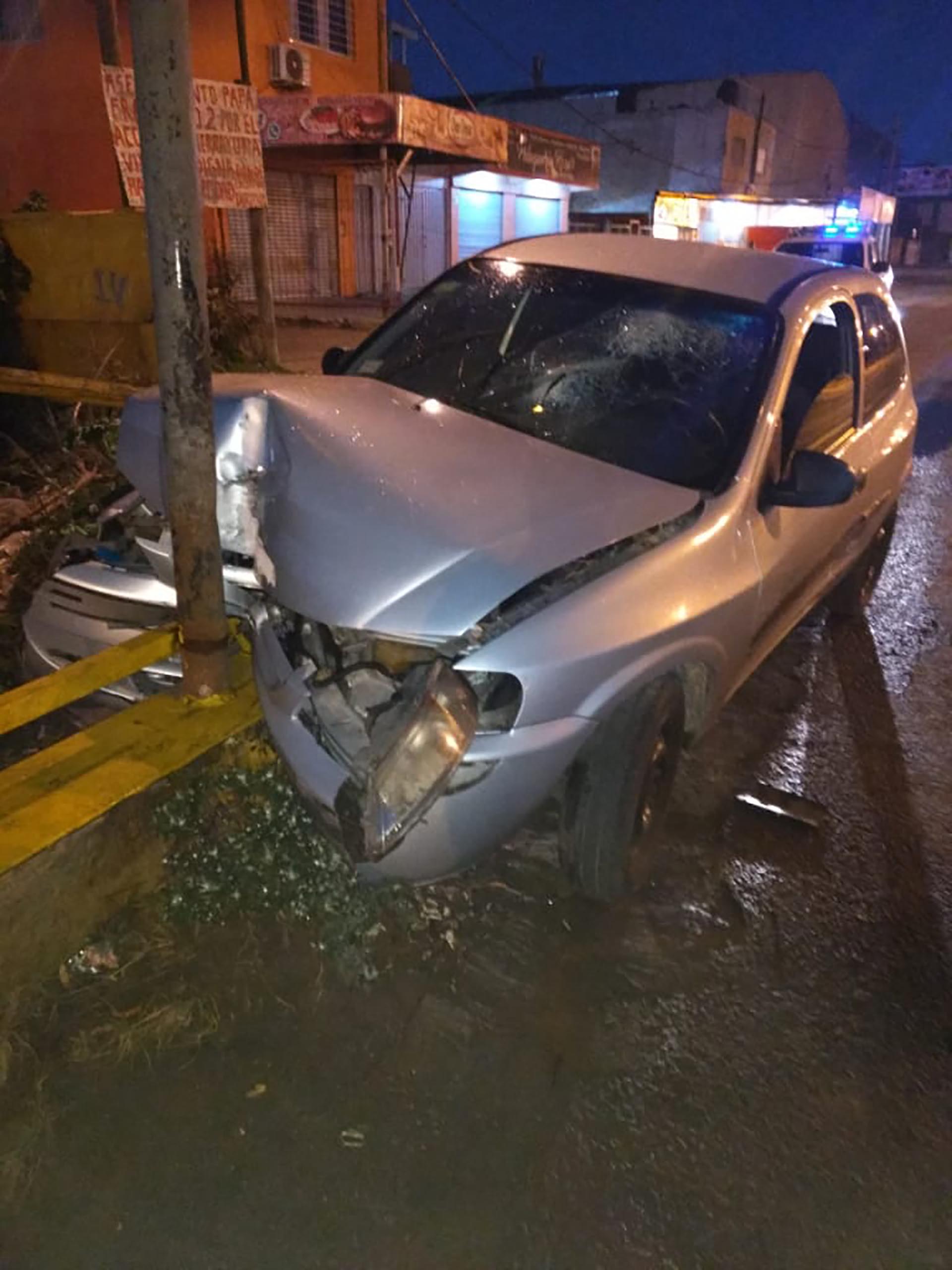 El auto de los detenidos chocado en el cruce del Camino General Belgrano y 812 de Quilmes