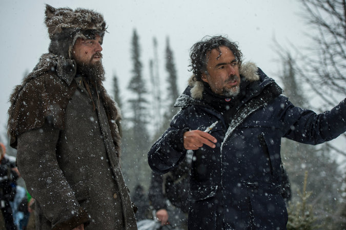 Iñárritu, a la derecha, junto a Leonardo DiCaprio en el set de “El renacido” Foto: Kimberley French/20th Century Fox