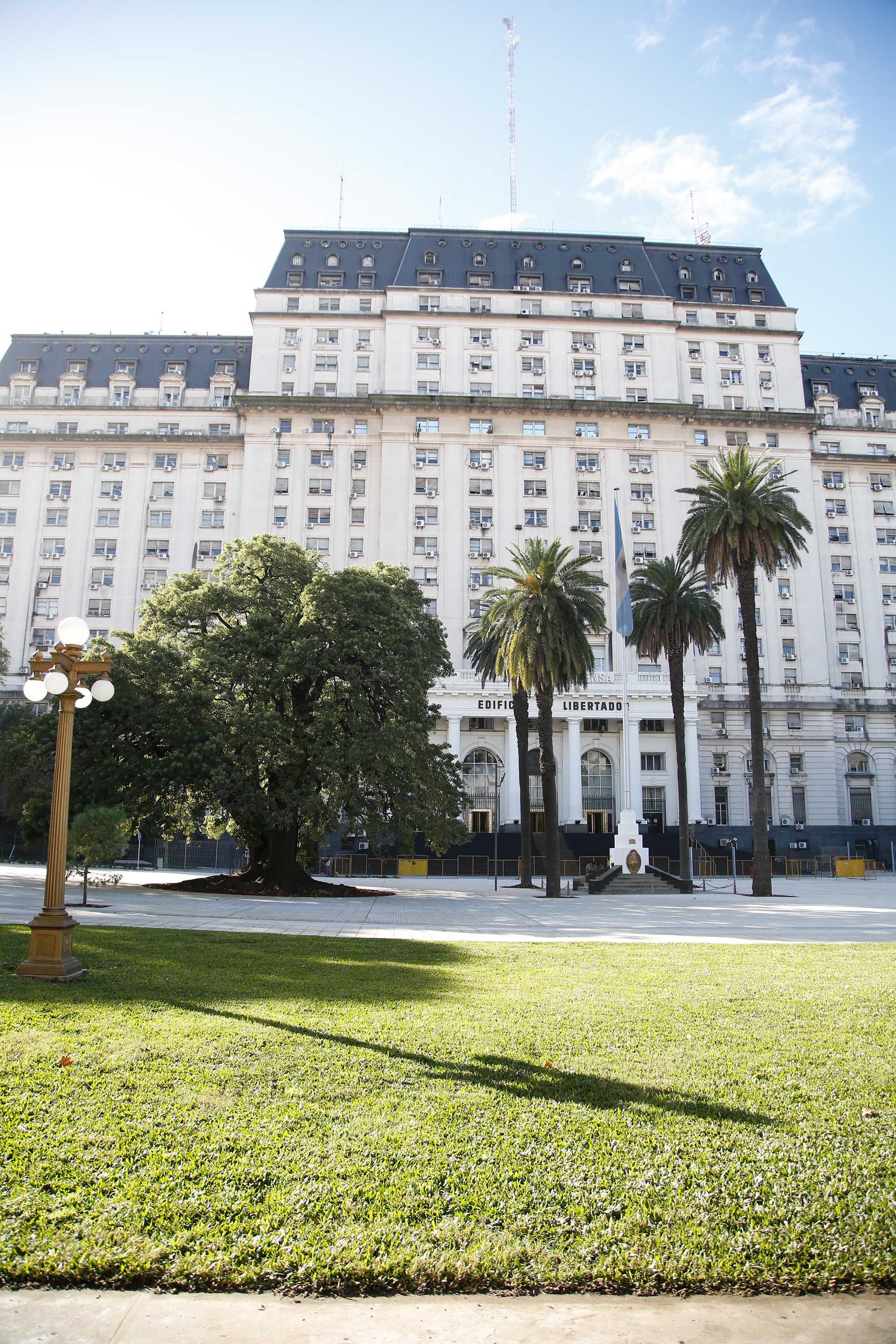 Se eliminaron las rejas y estacionamientos para agrandar el espacio público