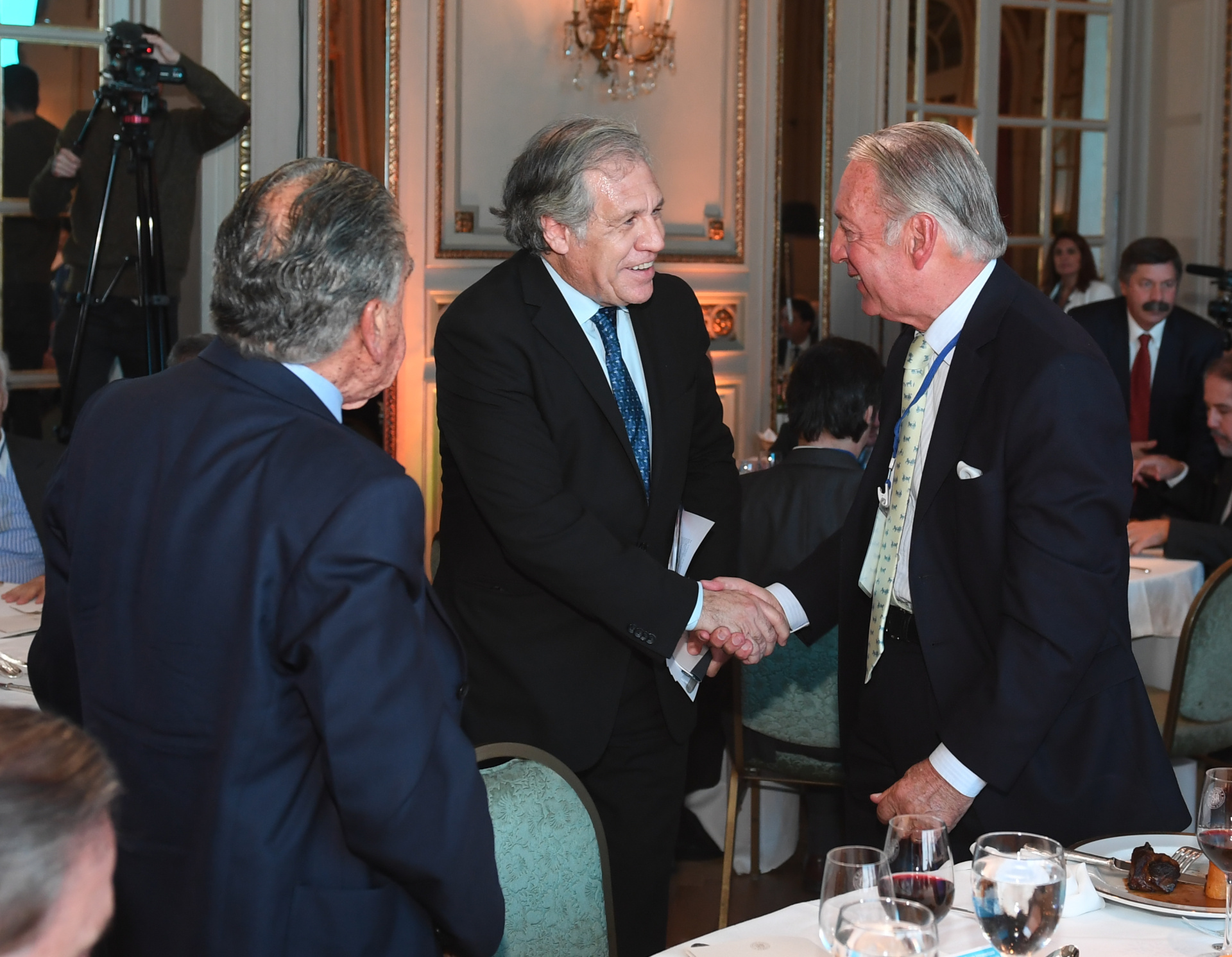 Eduardo Eurnekian (de espaldas), Almagro, titular de la OEA, y el abogado Funes de Rioja