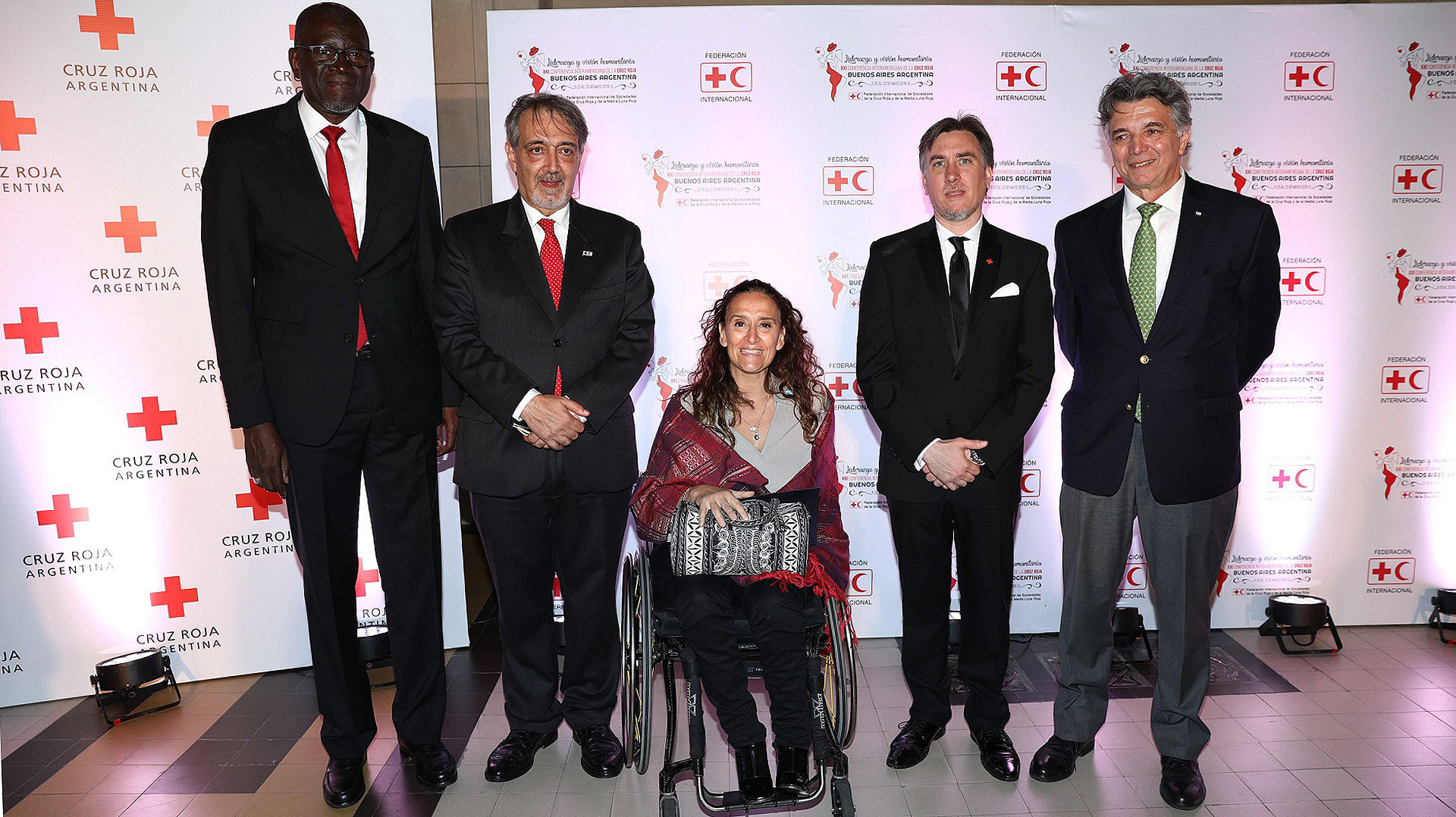 La vicepresidente Gabriela Michetti junto a los directivos de la Cruz Roja