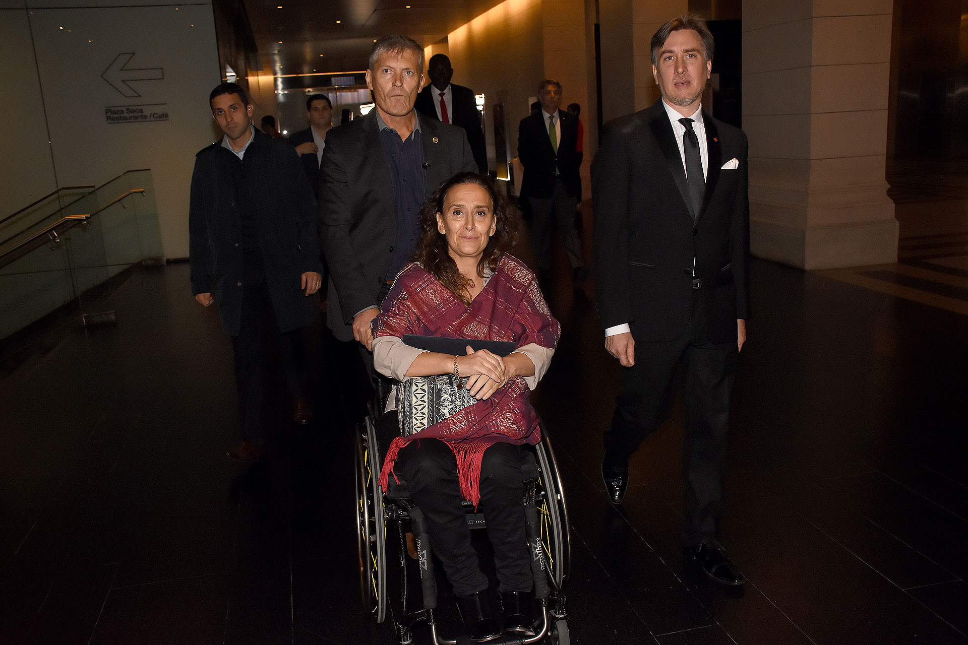La llegada al CCK de la vicepresidente, Gabriela Michetti, quien fue recibida por Diego Tipping, presidente de Cruz Roja Argentina. Del 21 al 23 de mayo, Buenos Aires será la sede de la XXI Conferencia Interamericana de la Cruz Roja. Migración, cambio climático, reducción de riesgo de desastres, mujeres y liderazgo y protagonismo de los y las jóvenes son algunos de los temas que se abordarán