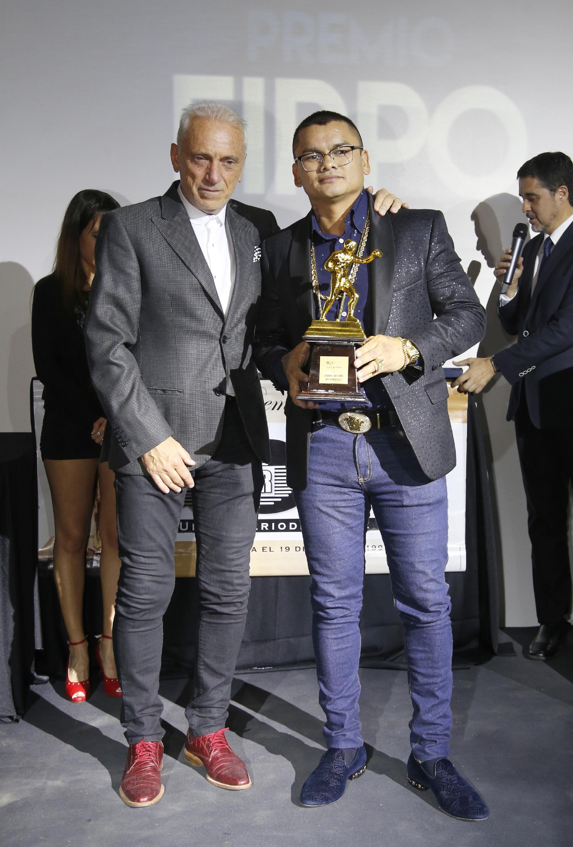 El histórico Walter Nelson le entregó el premio a Maidana