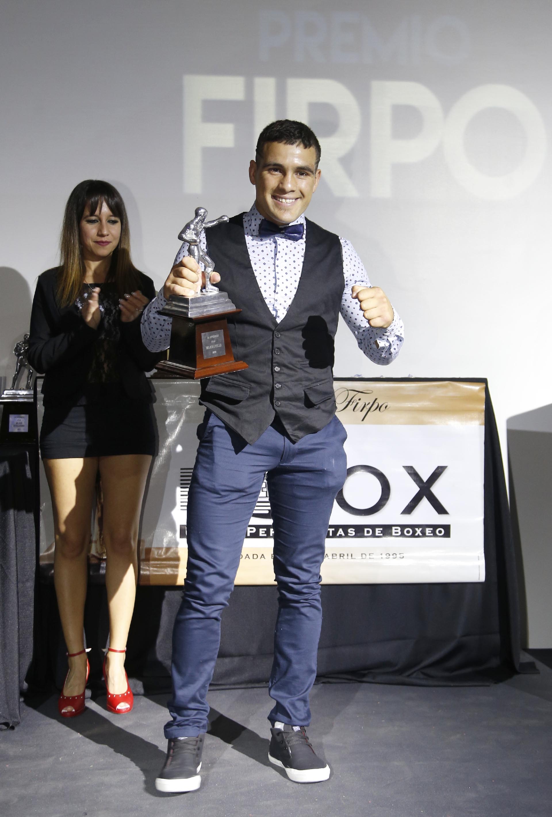 Gustavo Lemos con su premio por protagonizar la mejor pelea del 2018