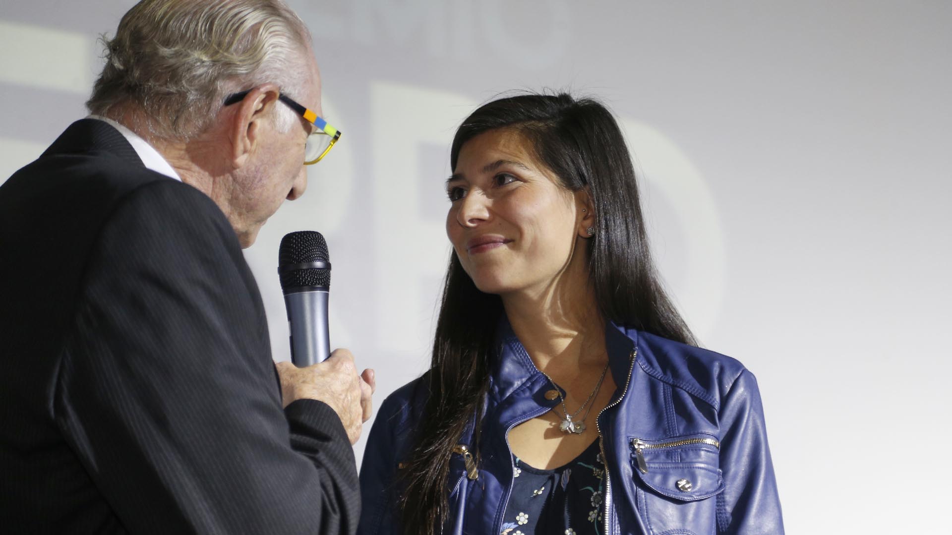 Valeria, la nieta de Nicolino Loche, en el homenaje a su abuelo