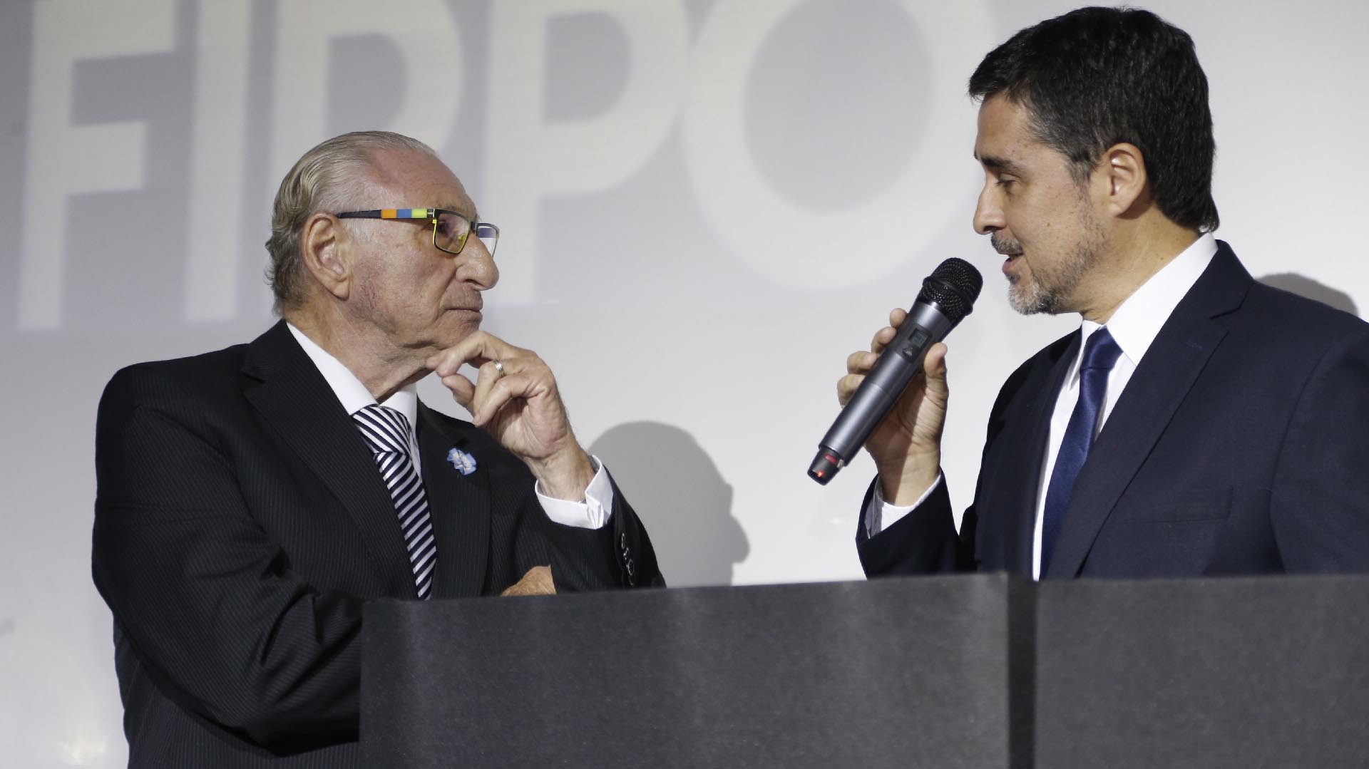 El especialista Ernesto Cherquis Bialo con Marcelo González, conductor de la gala