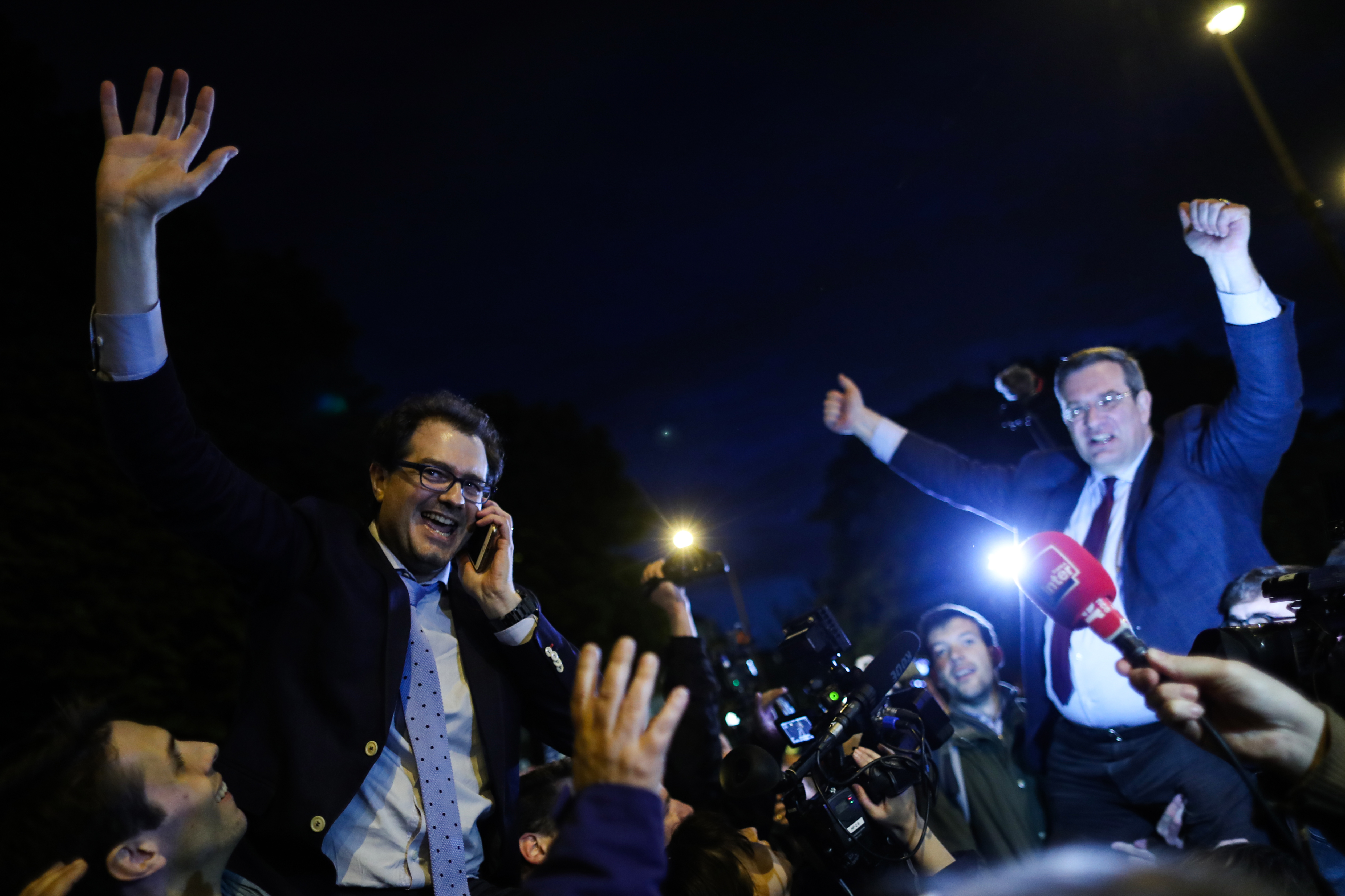 Los abogados de los padres celebraron la decisión judicial (AFP)