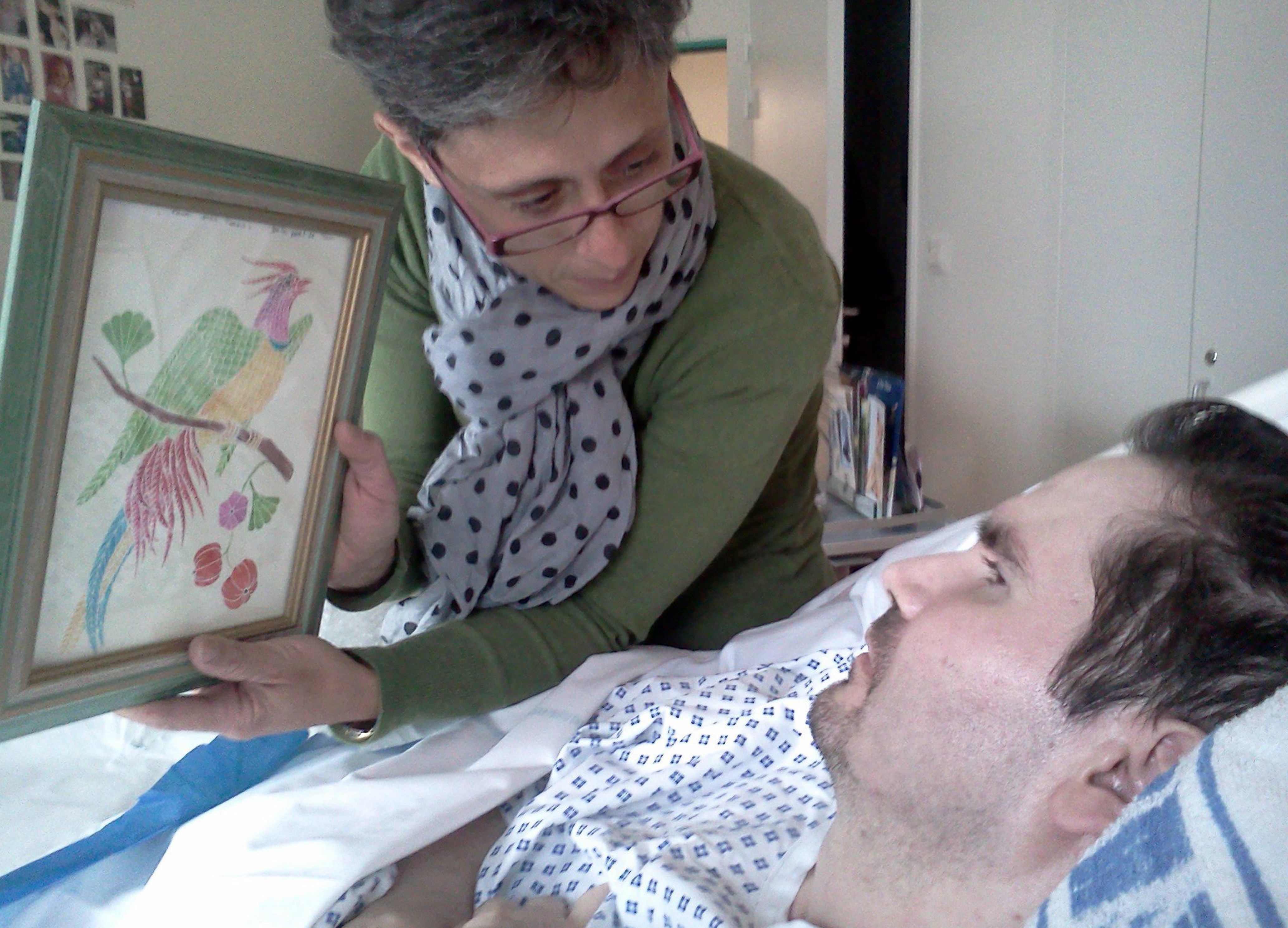 Foto de archivo de Vincent Lambert, en estado vegetativo desde 2008, con su madre Viviane en un hospital de Reims (Francia), el 25 de julio de 2013 (EFE)