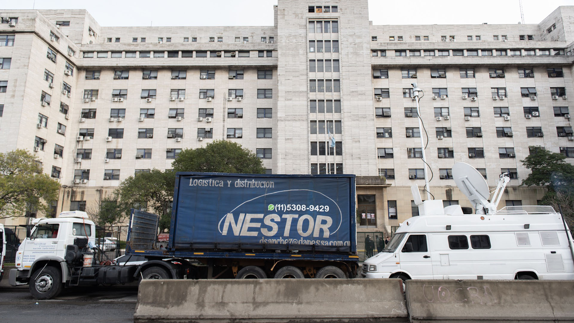 Néstor, logística y distribución. El camión utilizado para montar un móvil en la puerta de Tribunales