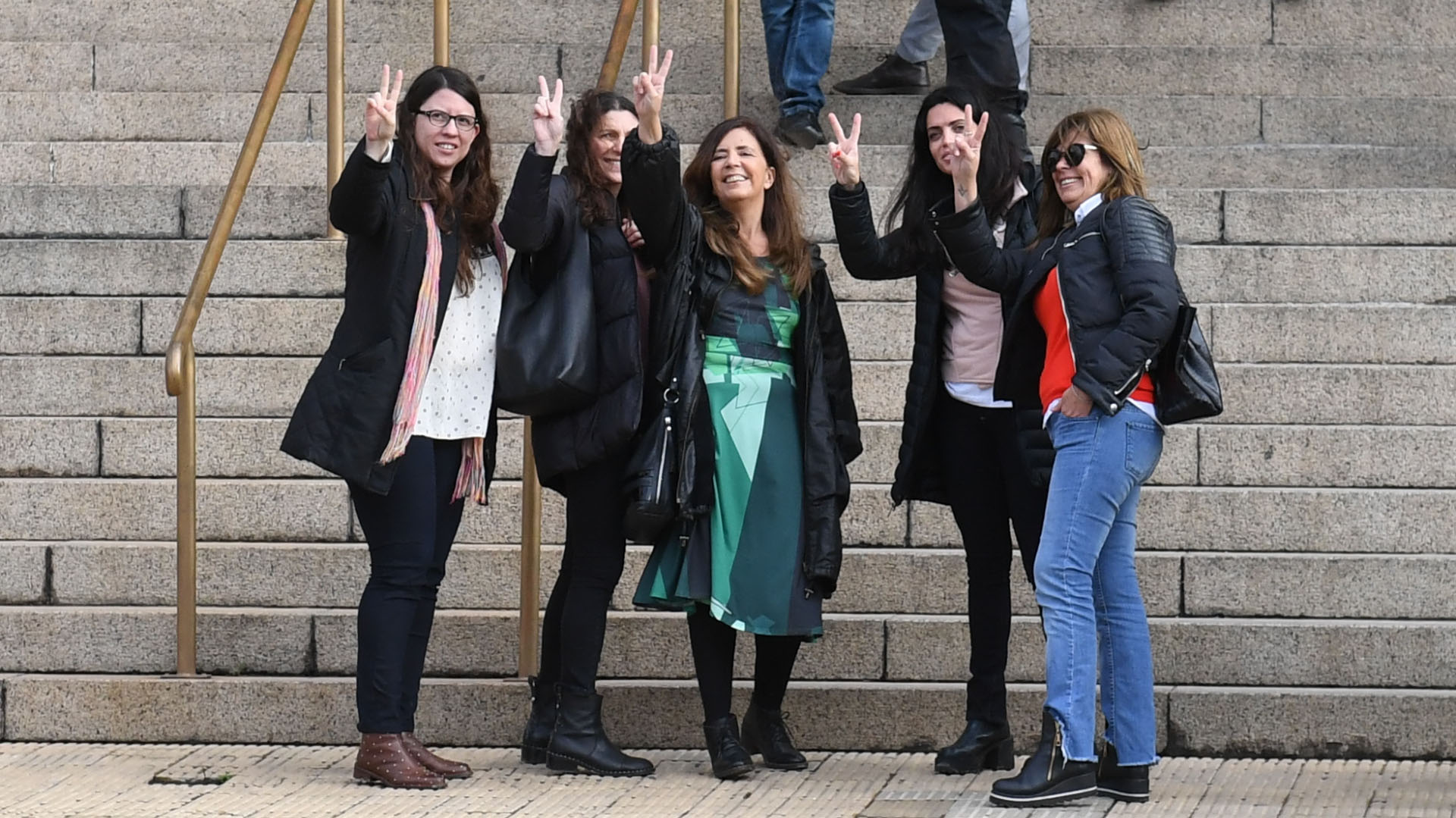Dirigentes kirchneristas hacen la V en el ingreso a Comodoro Py