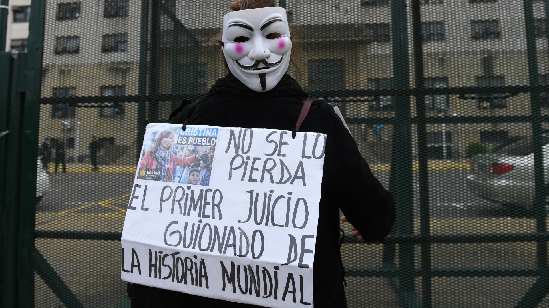“No se pierda el primer juicio guionado de la historia mundial”, asegura el cartel de un militante