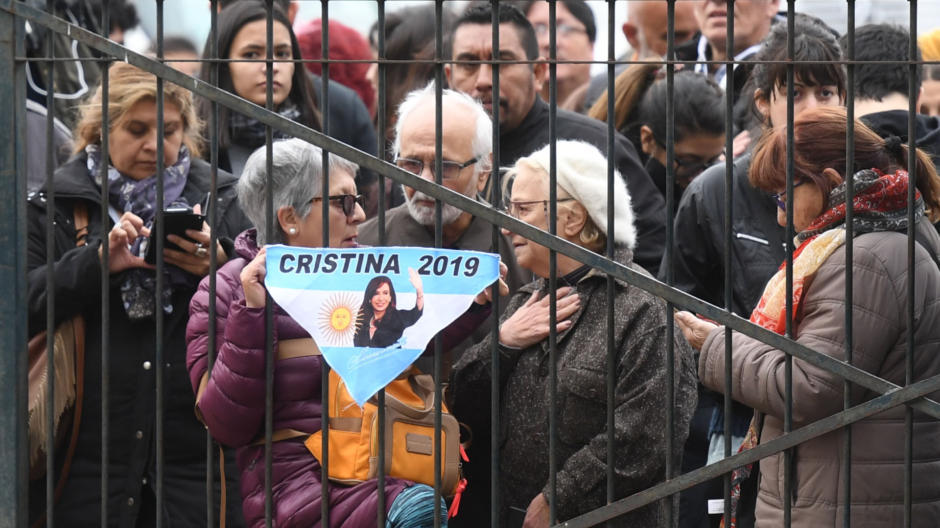 Militantes que respaldan a Cristina Kirchner