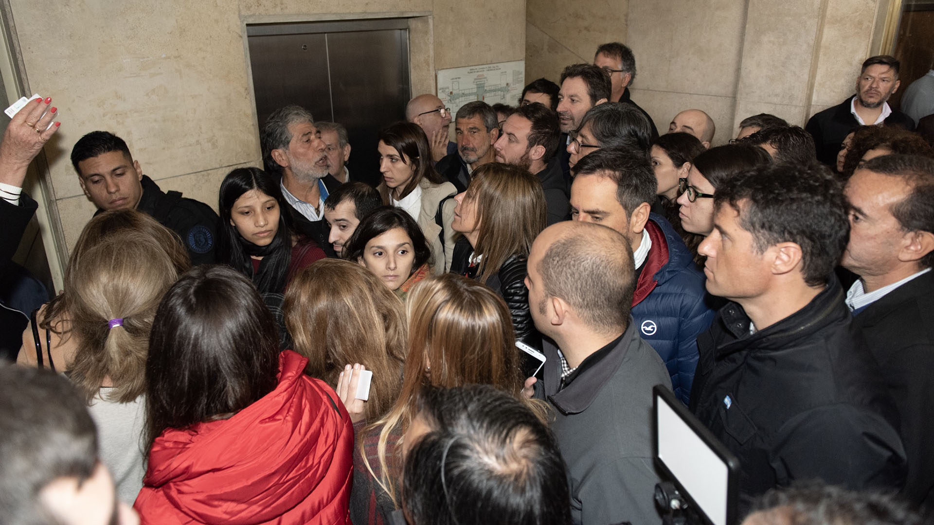 Los dirigentes esperando para entrar a la sala de audiencias (Adrián Escandar)