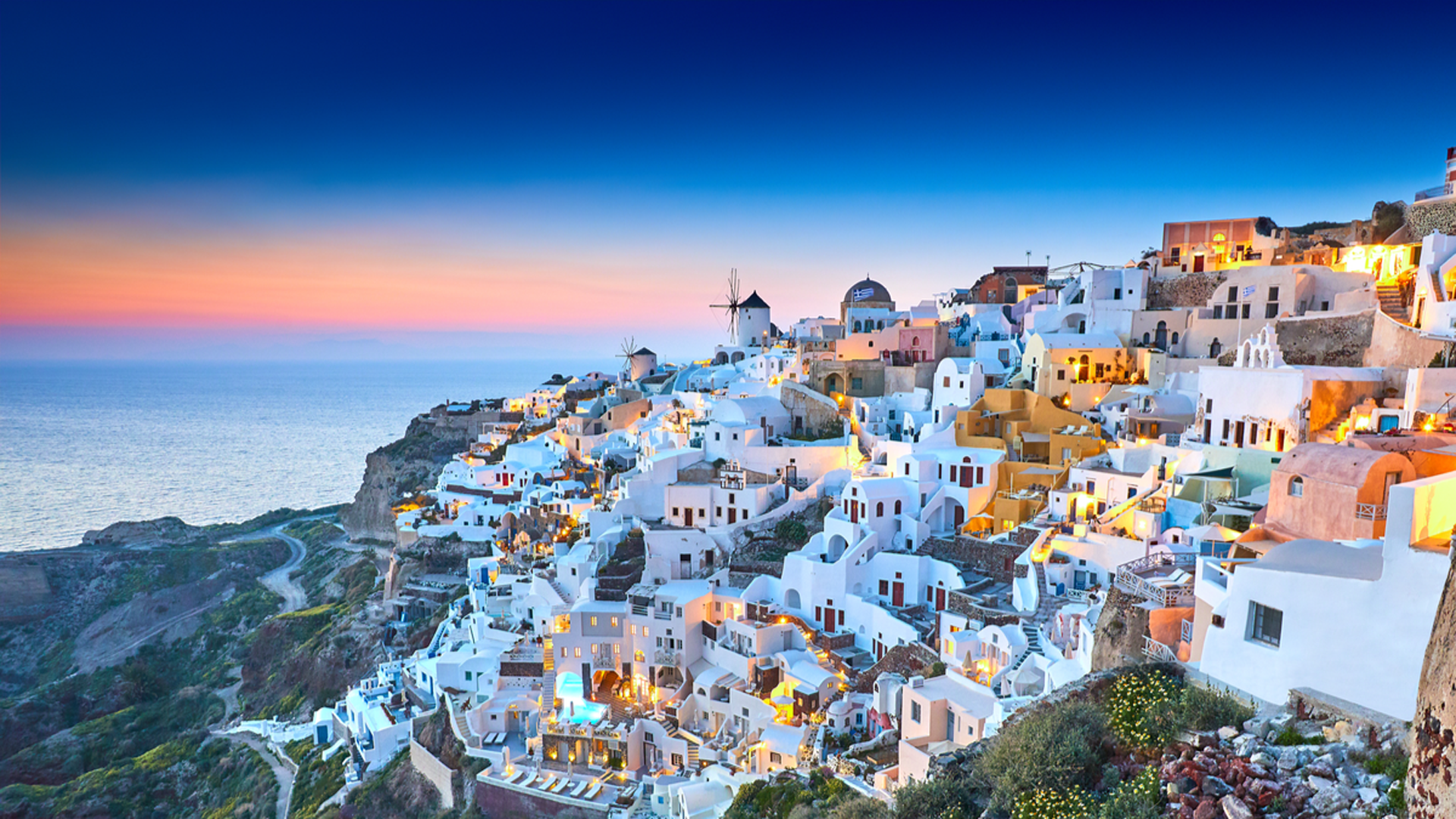 Santorini, la famosa isla azul y blanca, es una de las opciones de Turismo Felgueres.