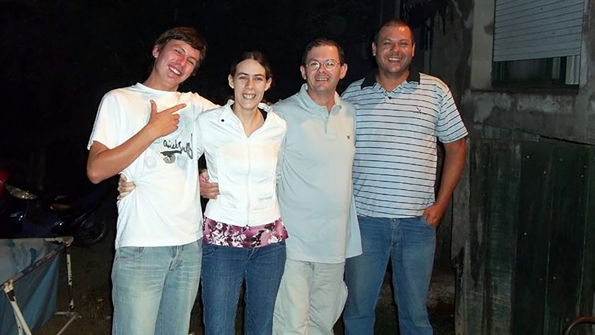 Romina y sus tres hermanos. Julián, su hermano mayor, es el que está a su izquierda