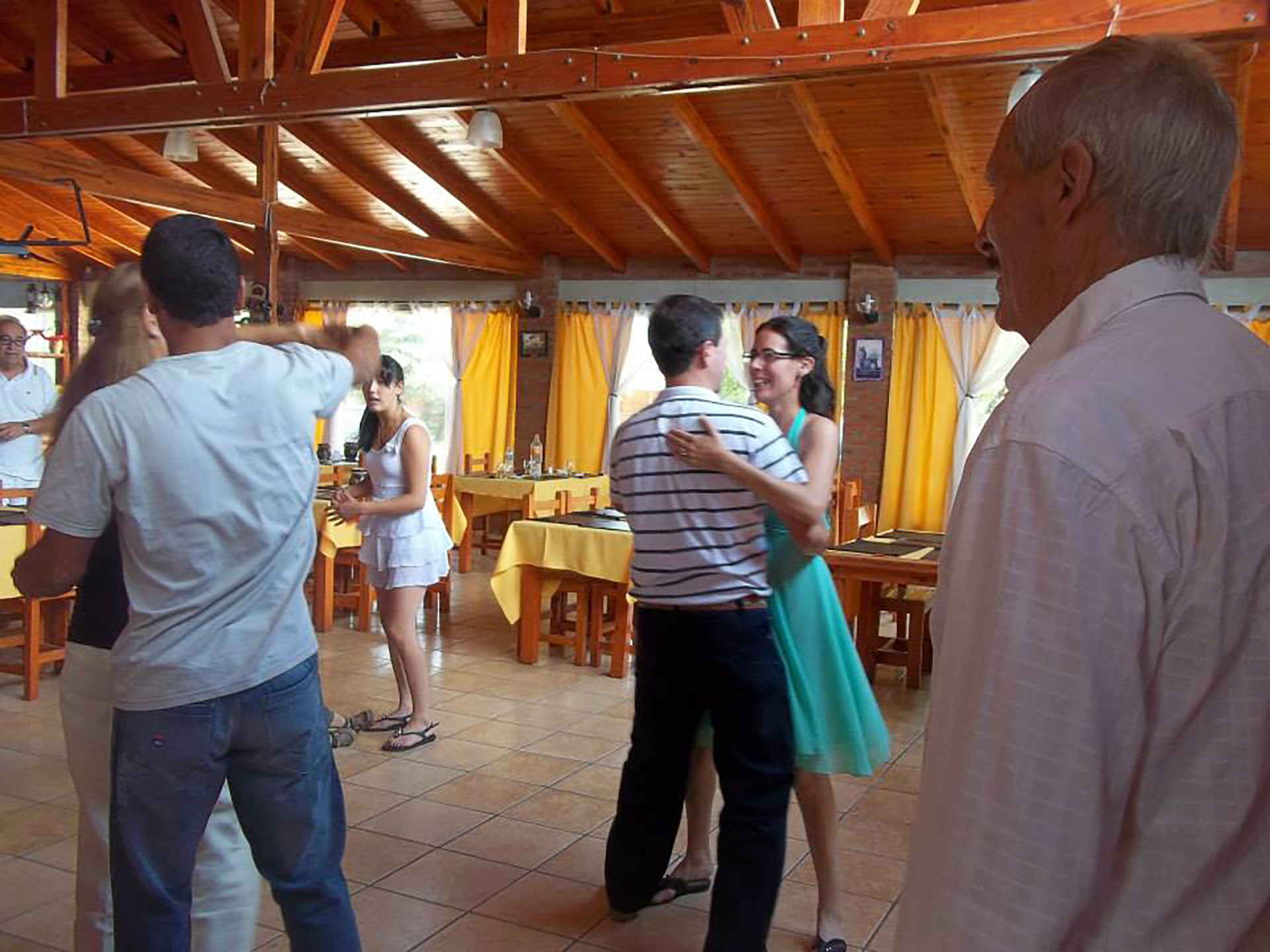 Un vals para los hermanos: Julián y Romina bailan durante el casamiento de ella